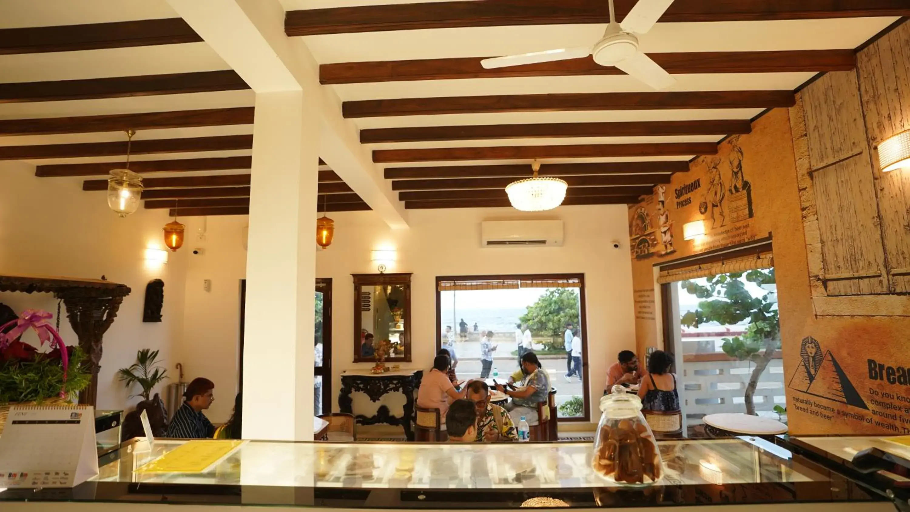 Restaurant/places to eat in La Plage Seaview Suites Restaurant/places to eat in La Plage Seaview Suites