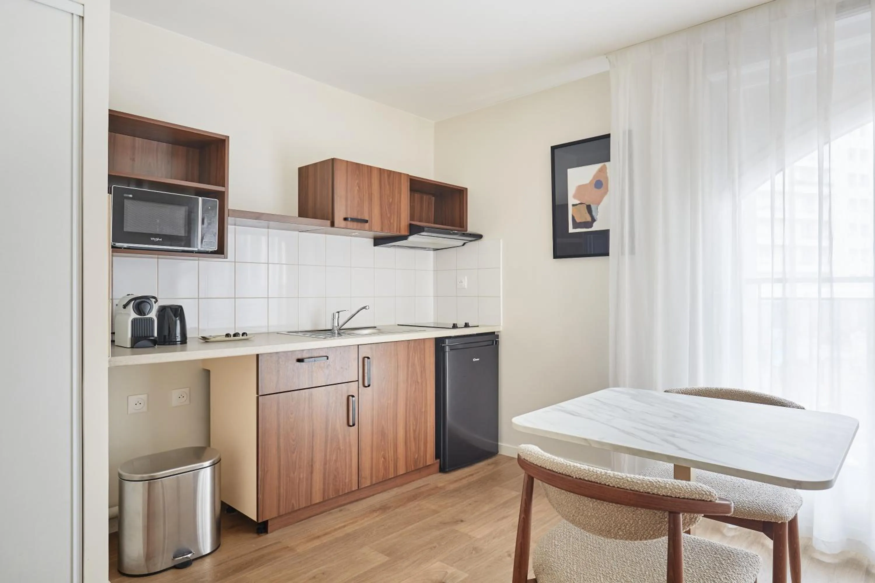 Kitchen or kitchenette in Appart Hotel Paris Levallois Maurice Ravel