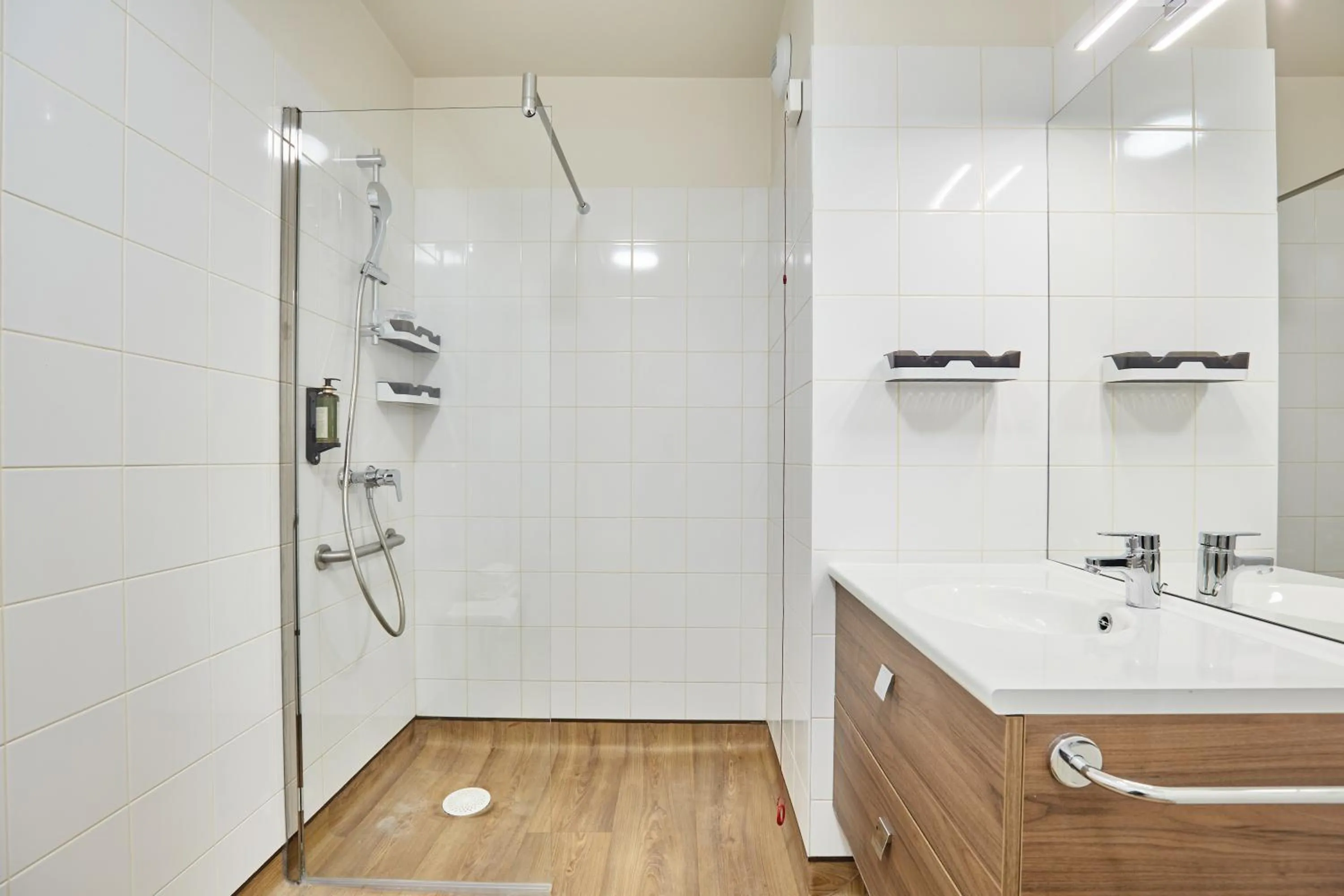 Bathroom in Appart Hotel Paris Levallois Maurice Ravel