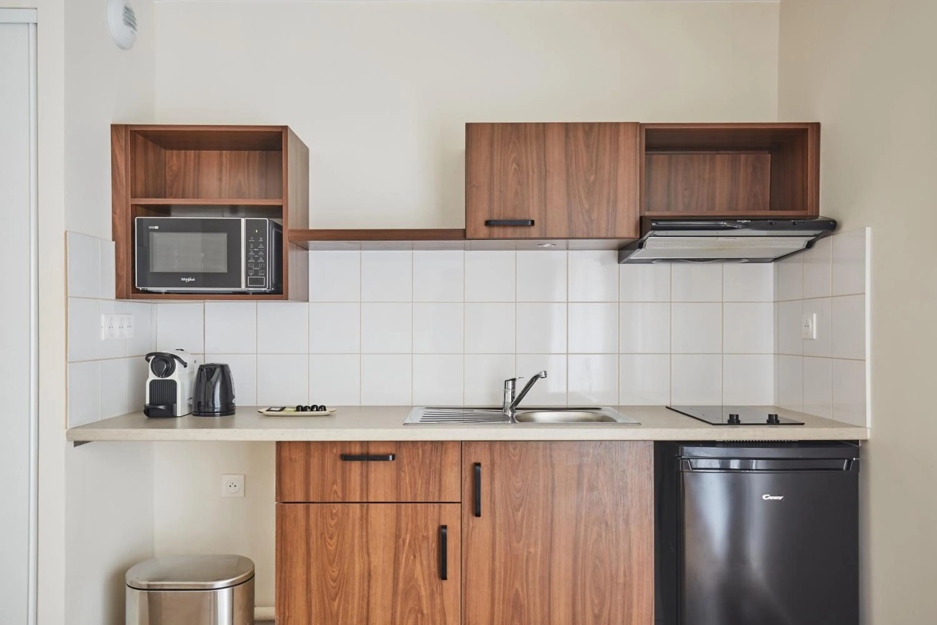 Kitchen or kitchenette in Appart Hotel Paris Levallois Maurice Ravel