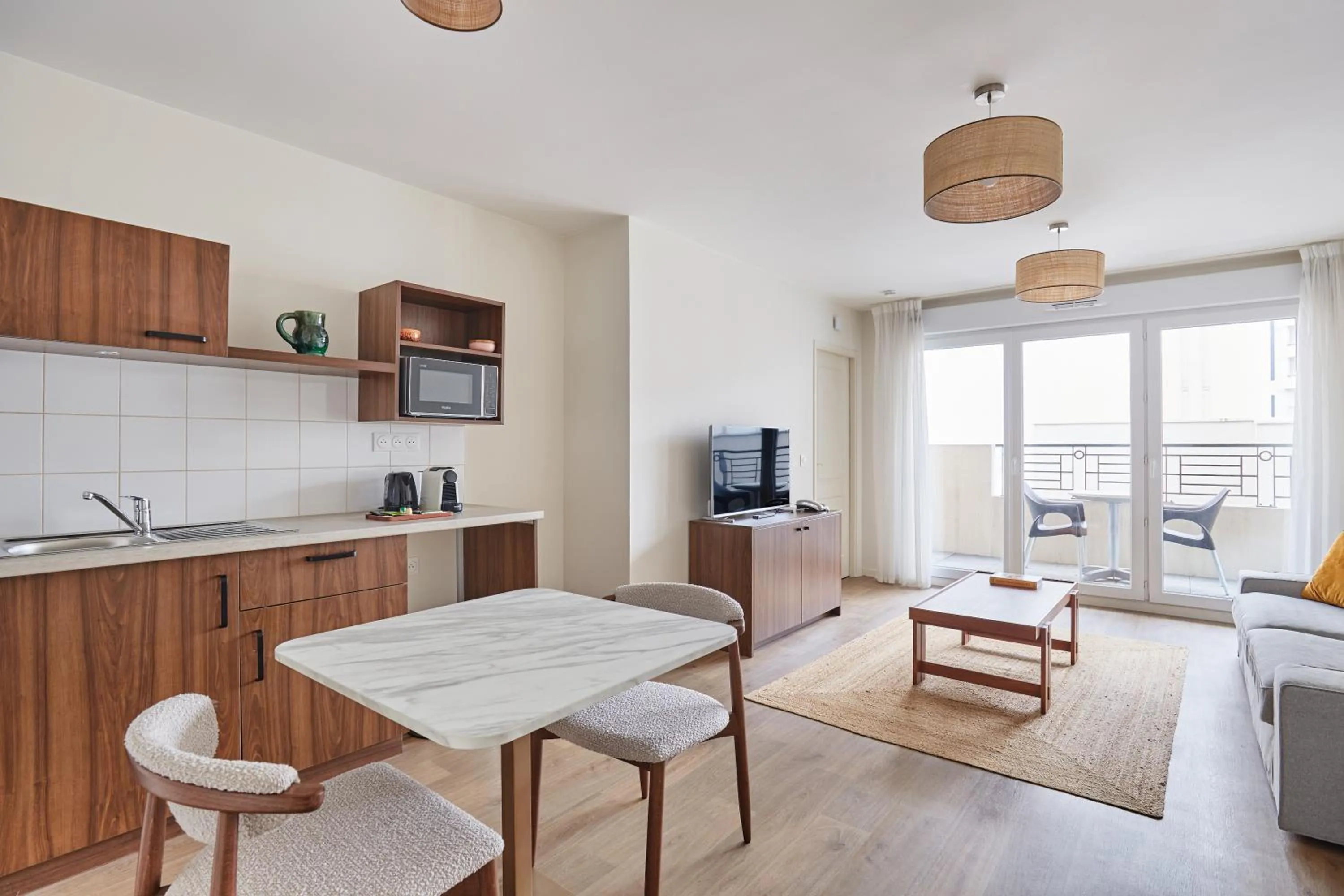 Kitchen or kitchenette in Appart Hotel Paris Levallois Maurice Ravel