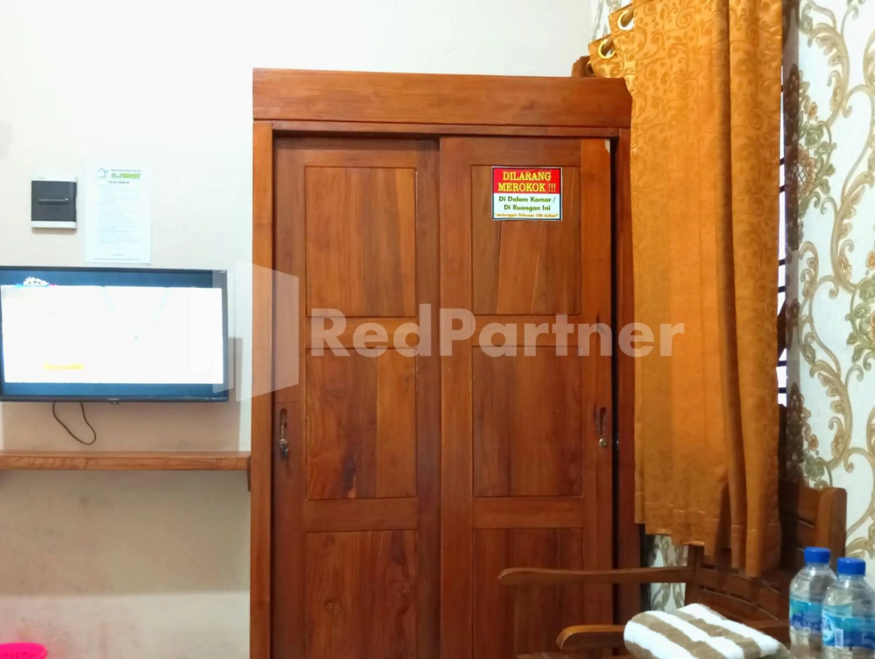 TV and multimedia in Isa Homestay Kudus Mitra Reddoorz
