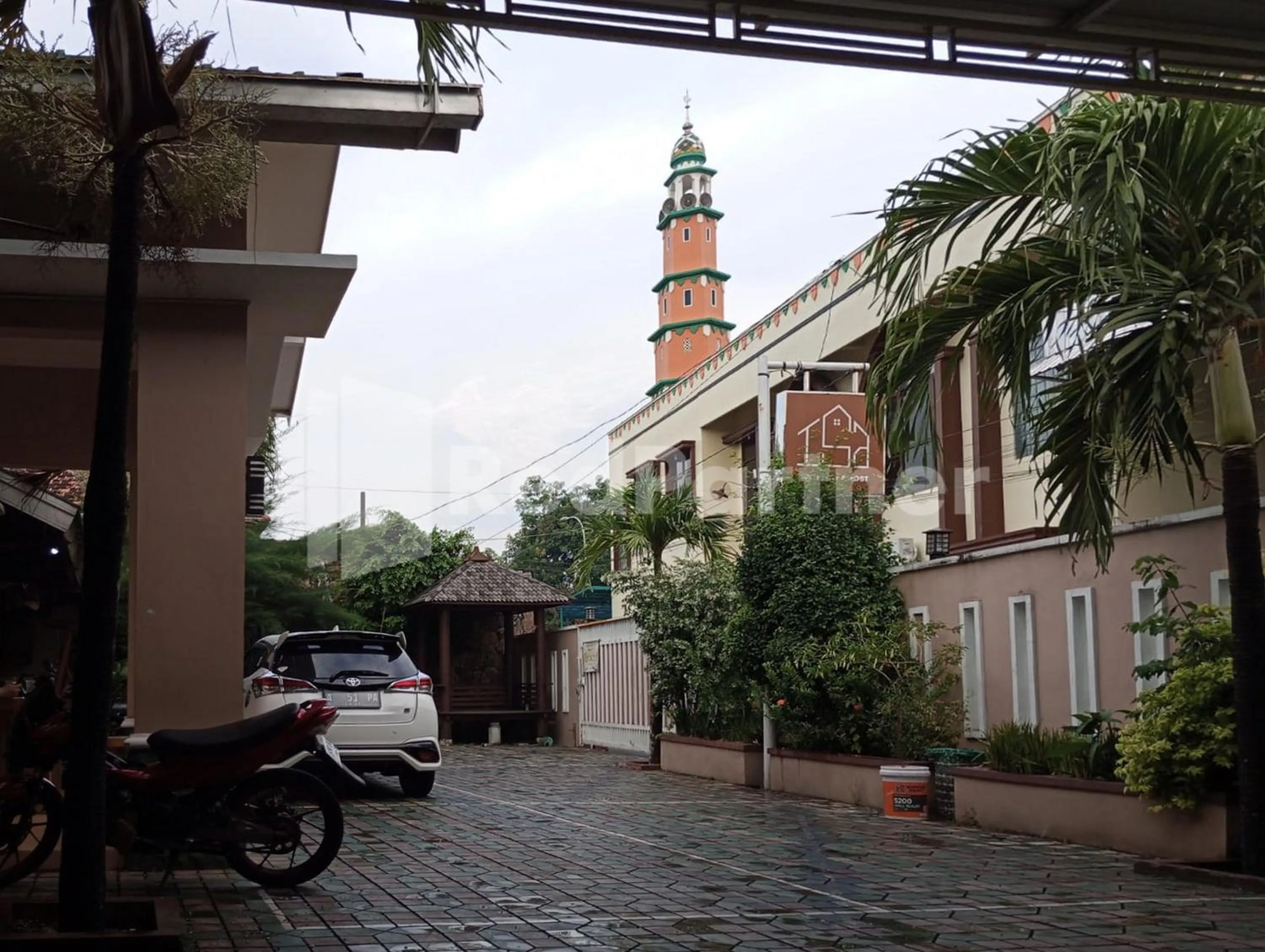 Parking in Isa Homestay Kudus Mitra Reddoorz