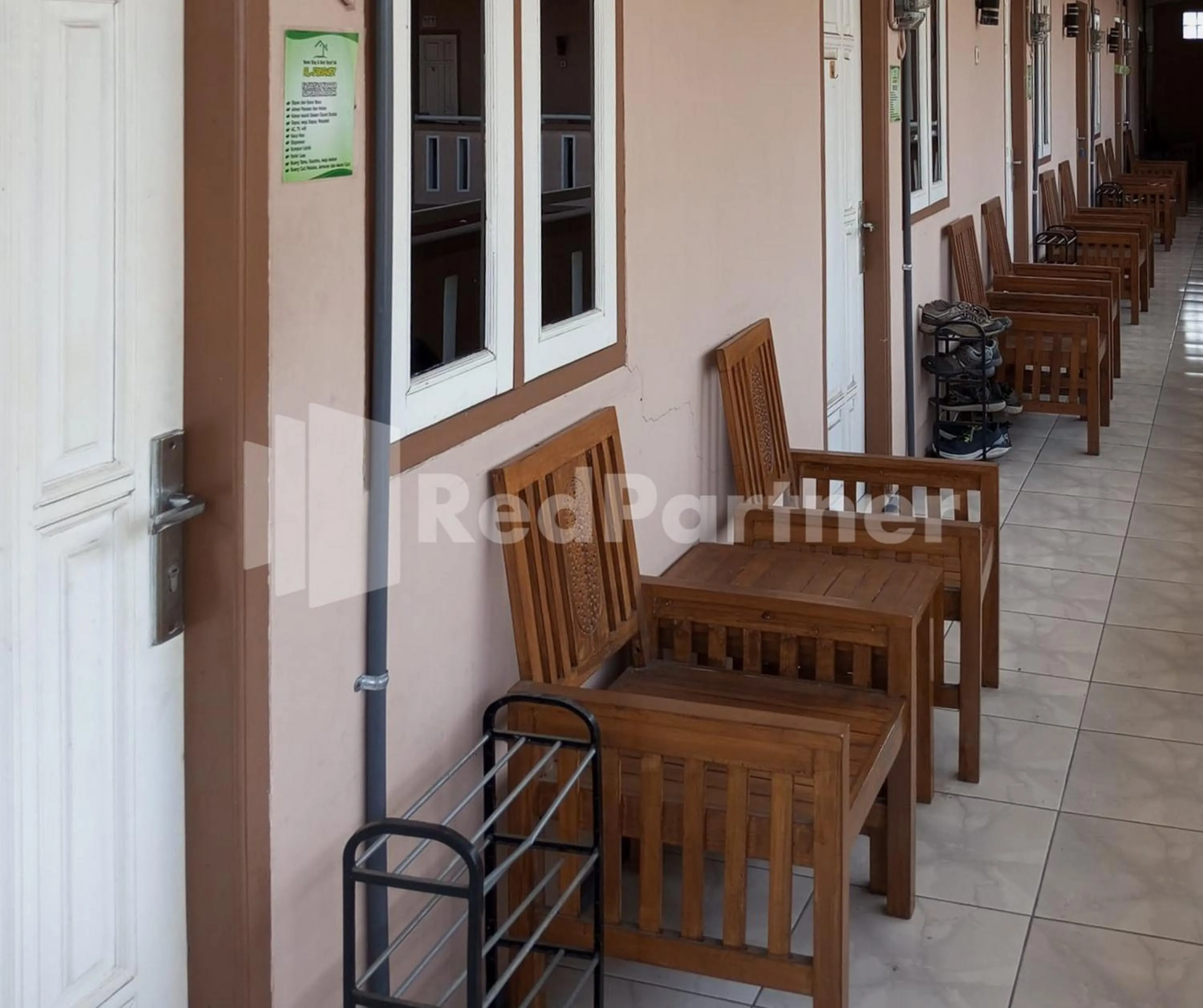 Seating area in Isa Homestay Kudus Mitra Reddoorz