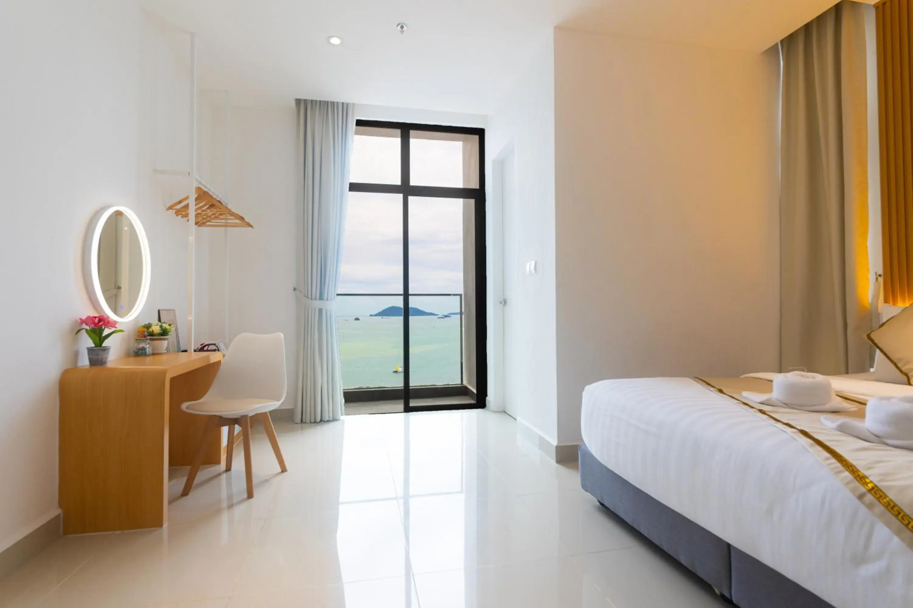 Suite with Sea View in Beautiful Seaview Suites at The Shore Kota Kinabalu Suite with Sea View in Beautiful Seaview Suites at The Shore Kota Kinabalu