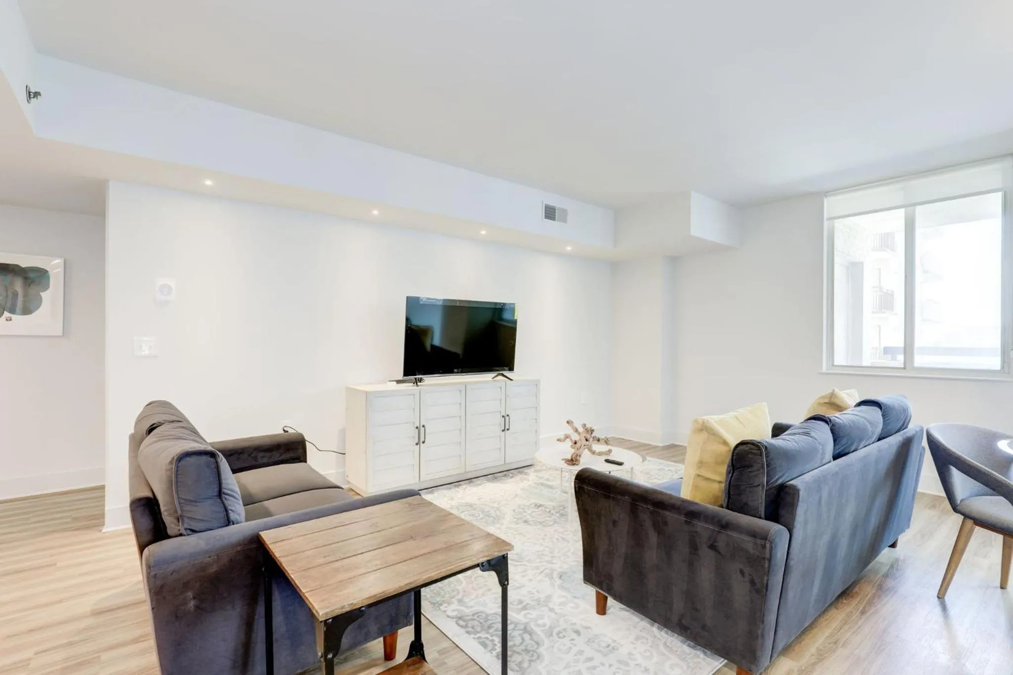 Elegant 2BR Apartment Minutes From DC