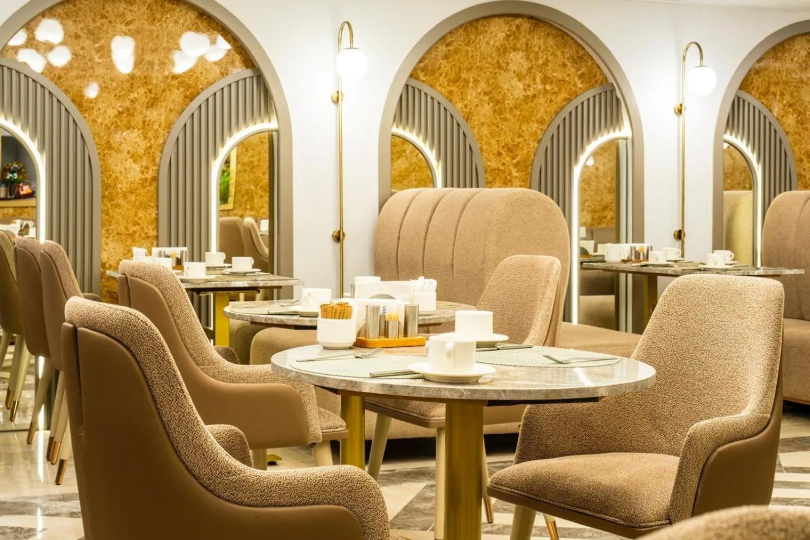 Restaurant/places to eat in Maritimo Hotel