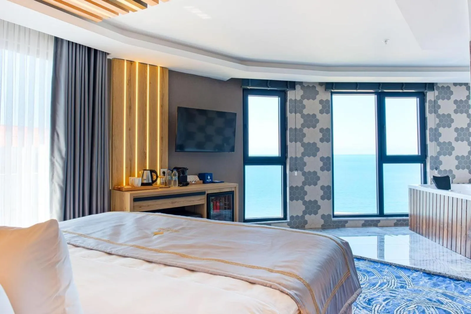 Communal lounge/ TV room, Bed in Maritimo Hotel