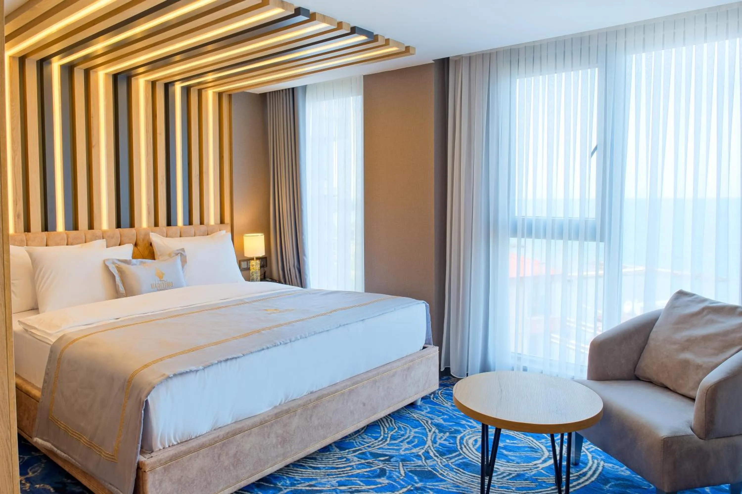 Seating area, Bed in Maritimo Hotel