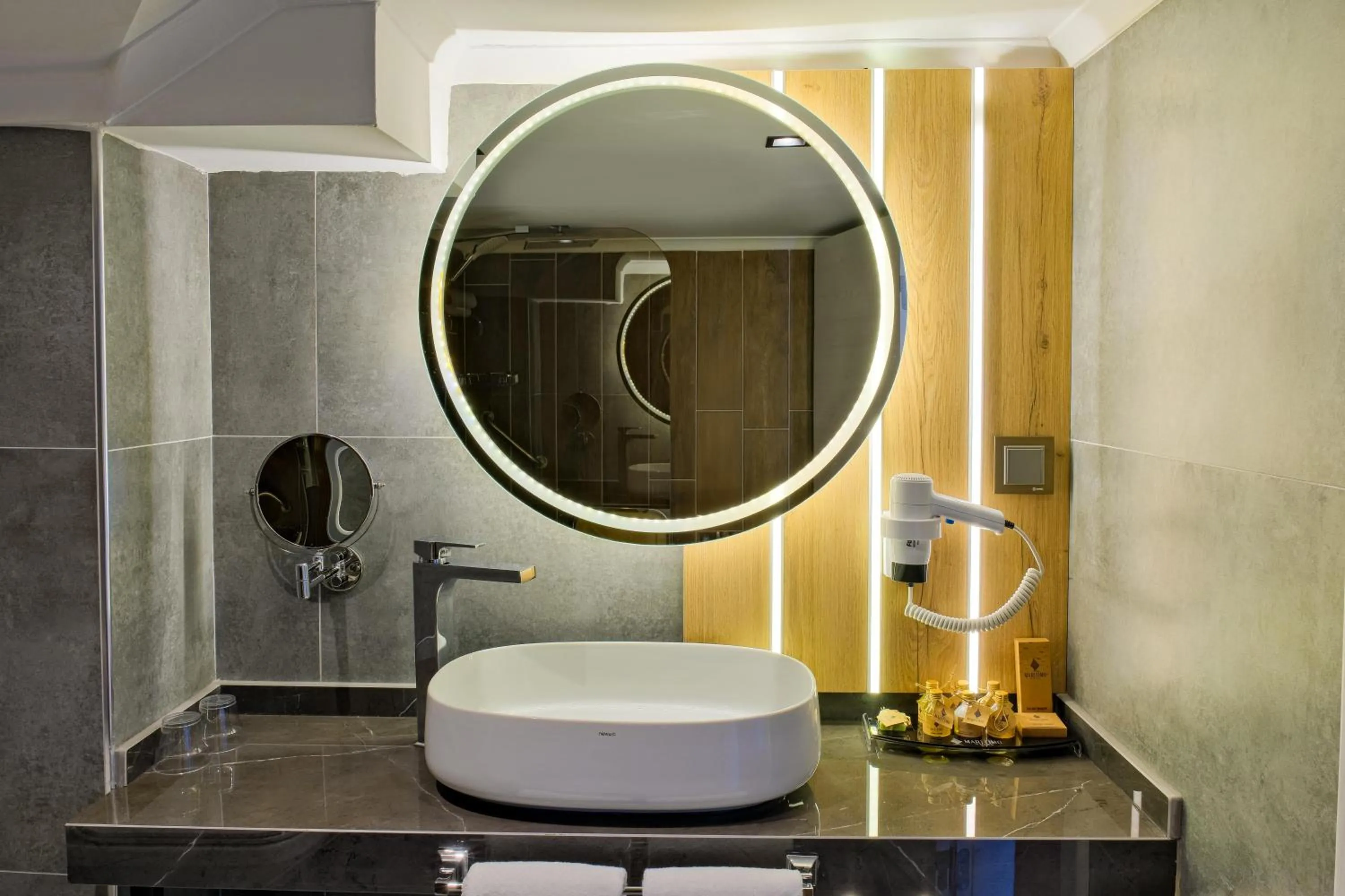 Bathroom in Maritimo Hotel