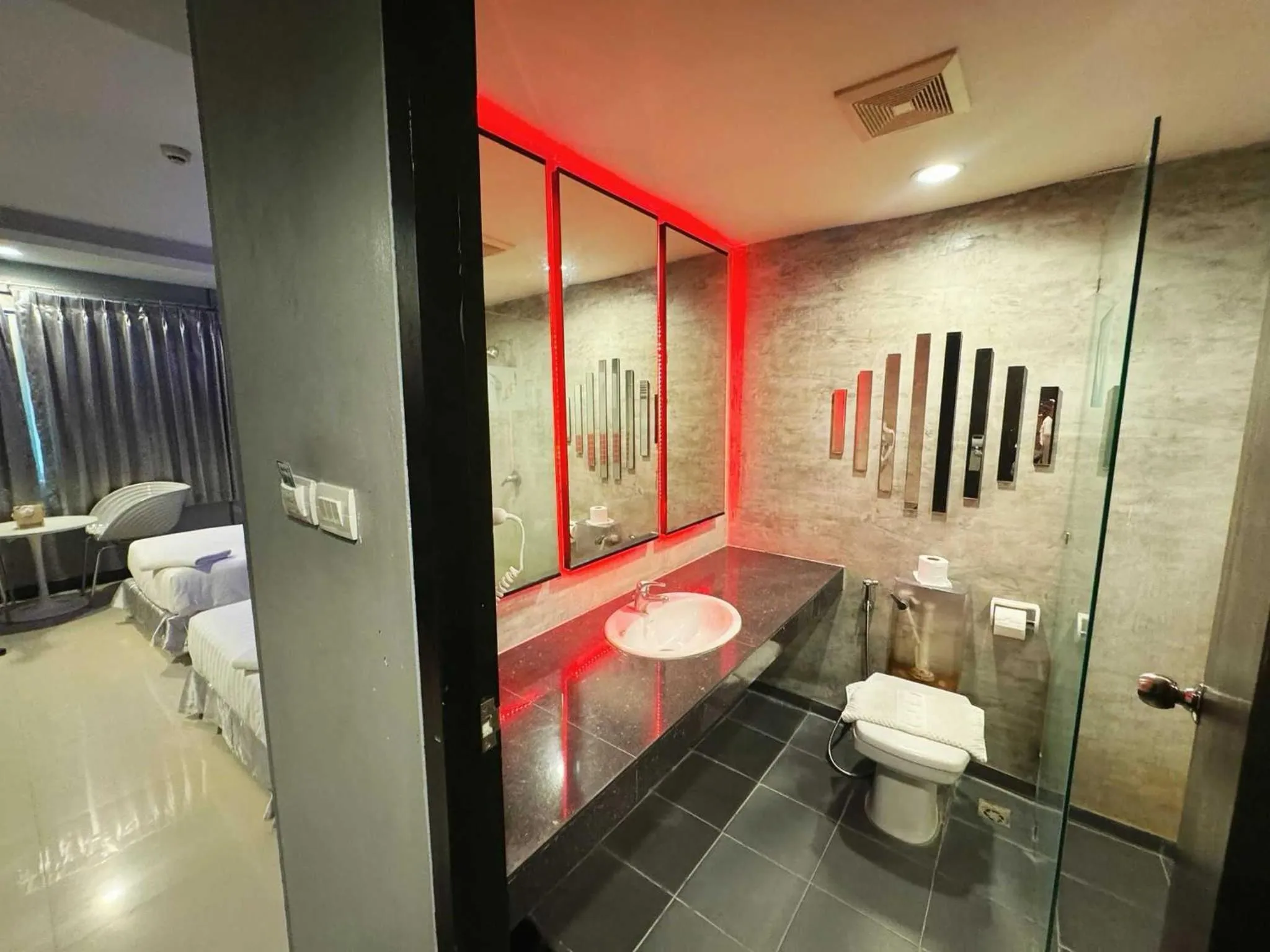 Bathroom in Capital O 75514 Vasidtee City Hotel (Suphanburi)