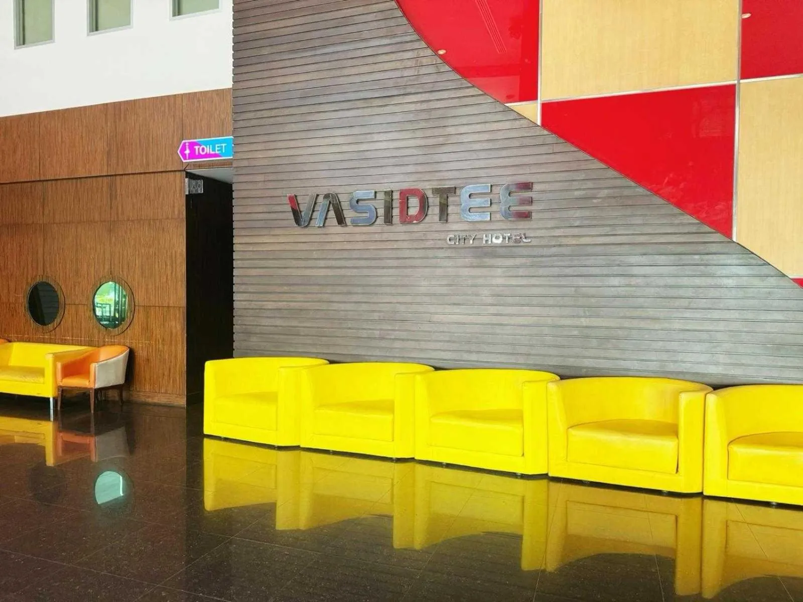 Lobby or reception in Capital O 75514 Vasidtee City Hotel (Suphanburi)