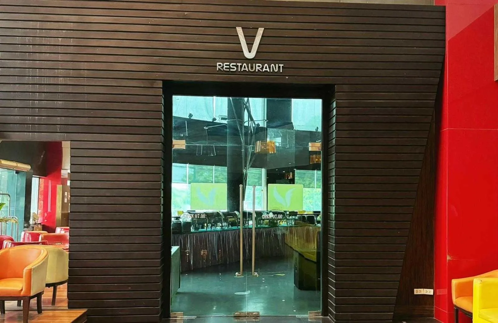 Facade/entrance in Capital O 75514 Vasidtee City Hotel (Suphanburi)