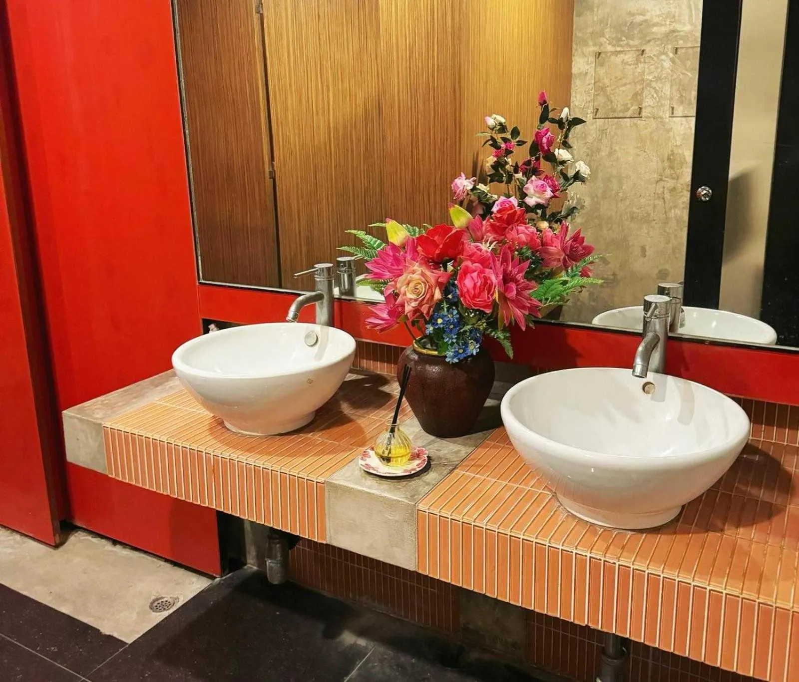 Bathroom in Capital O 75514 Vasidtee City Hotel (Suphanburi)