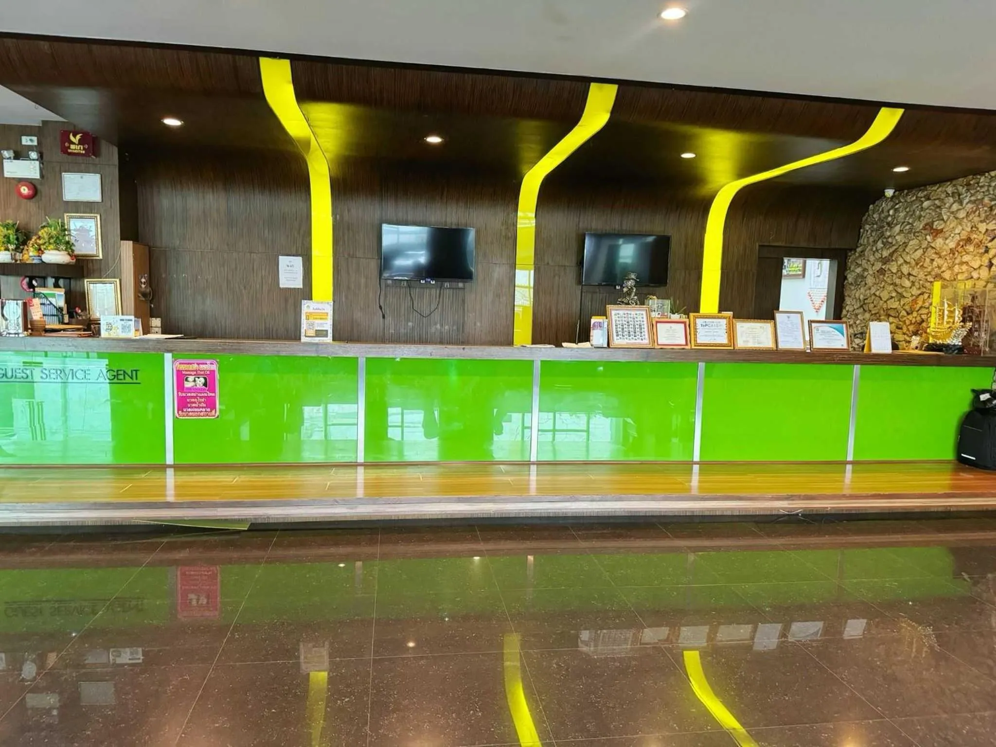 Lobby or reception in Capital O 75514 Vasidtee City Hotel (Suphanburi)