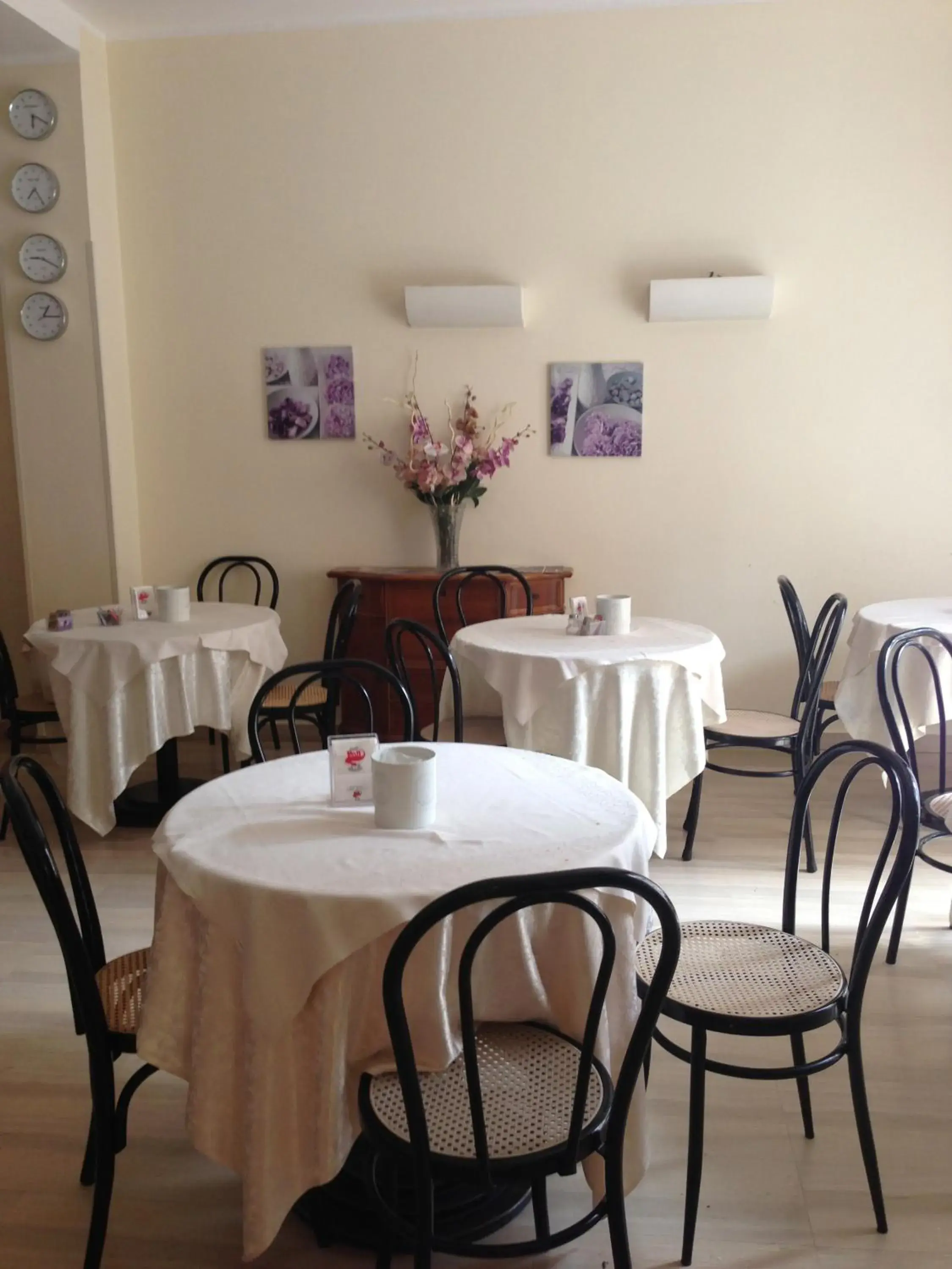 Restaurant/places to eat in Astor Hotel Restaurant/places to eat in Astor Hotel