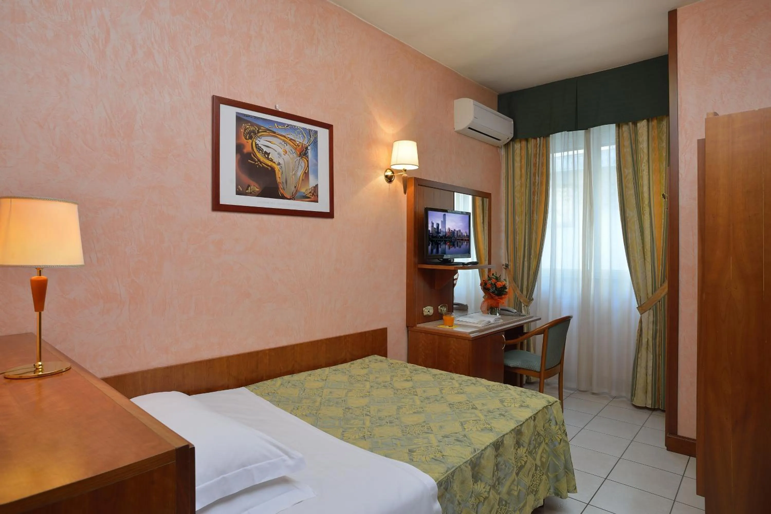 Photo of the whole room, Bed in Astor Hotel