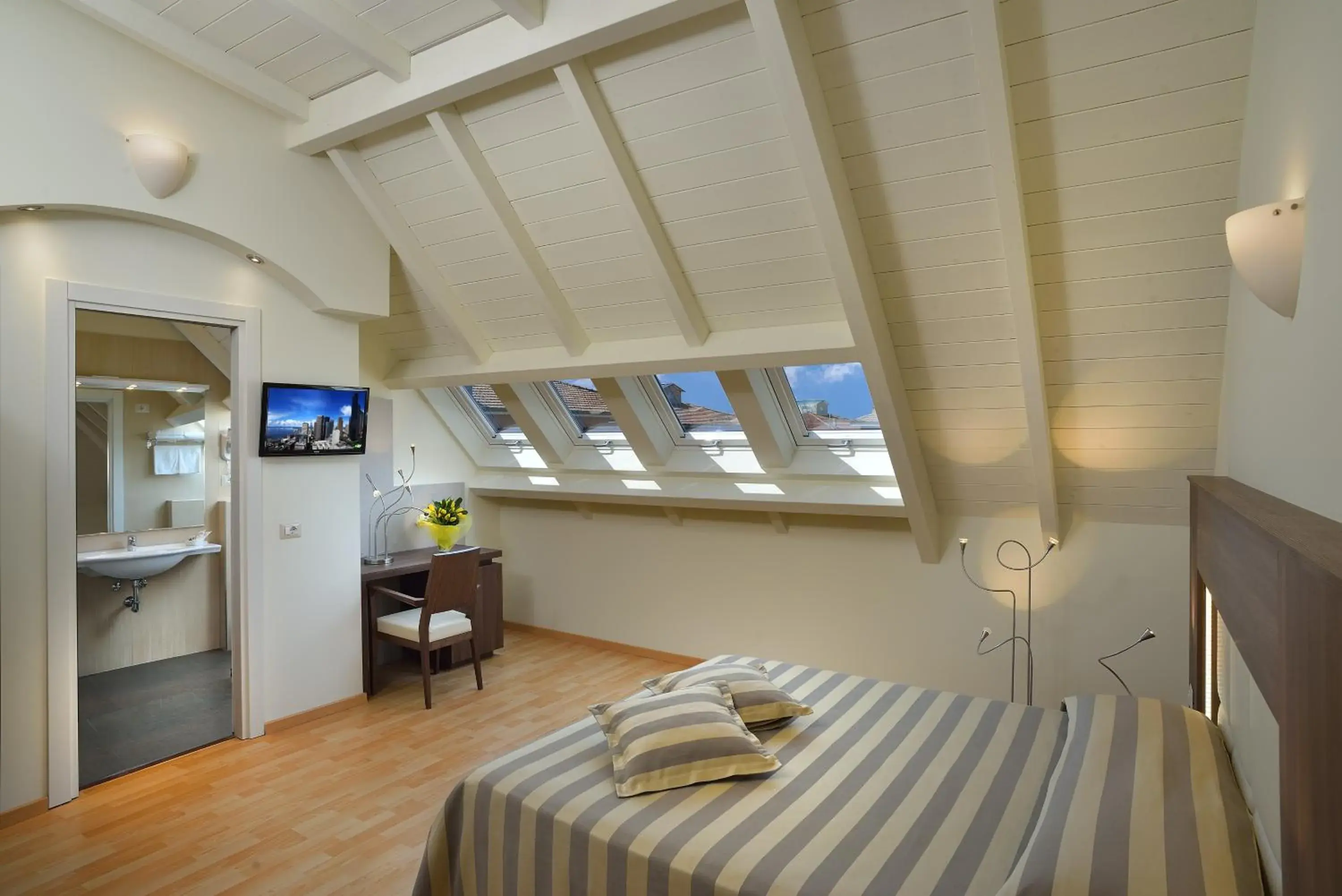 Photo of the whole room, Bed in Astor Hotel Photo of the whole room, Bed in Astor Hotel