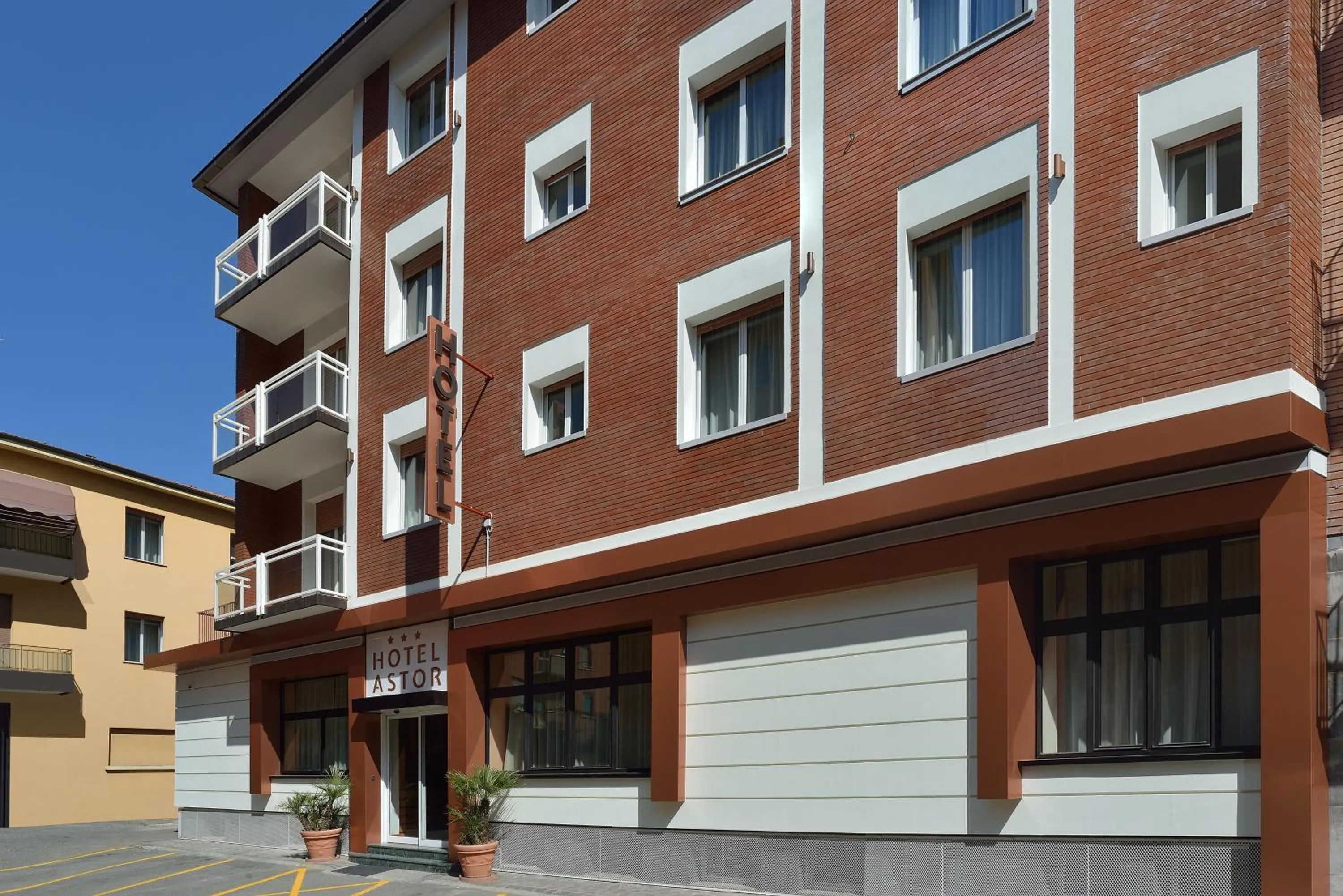 Facade/entrance in Astor Hotel