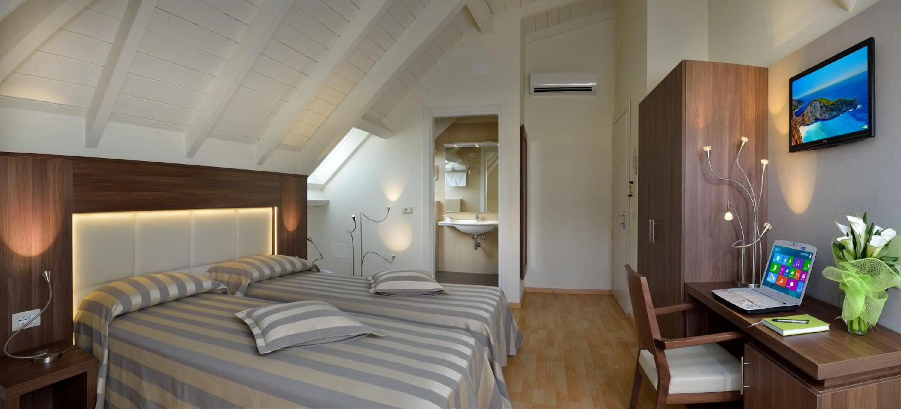 Photo of the whole room, Bed in Astor Hotel