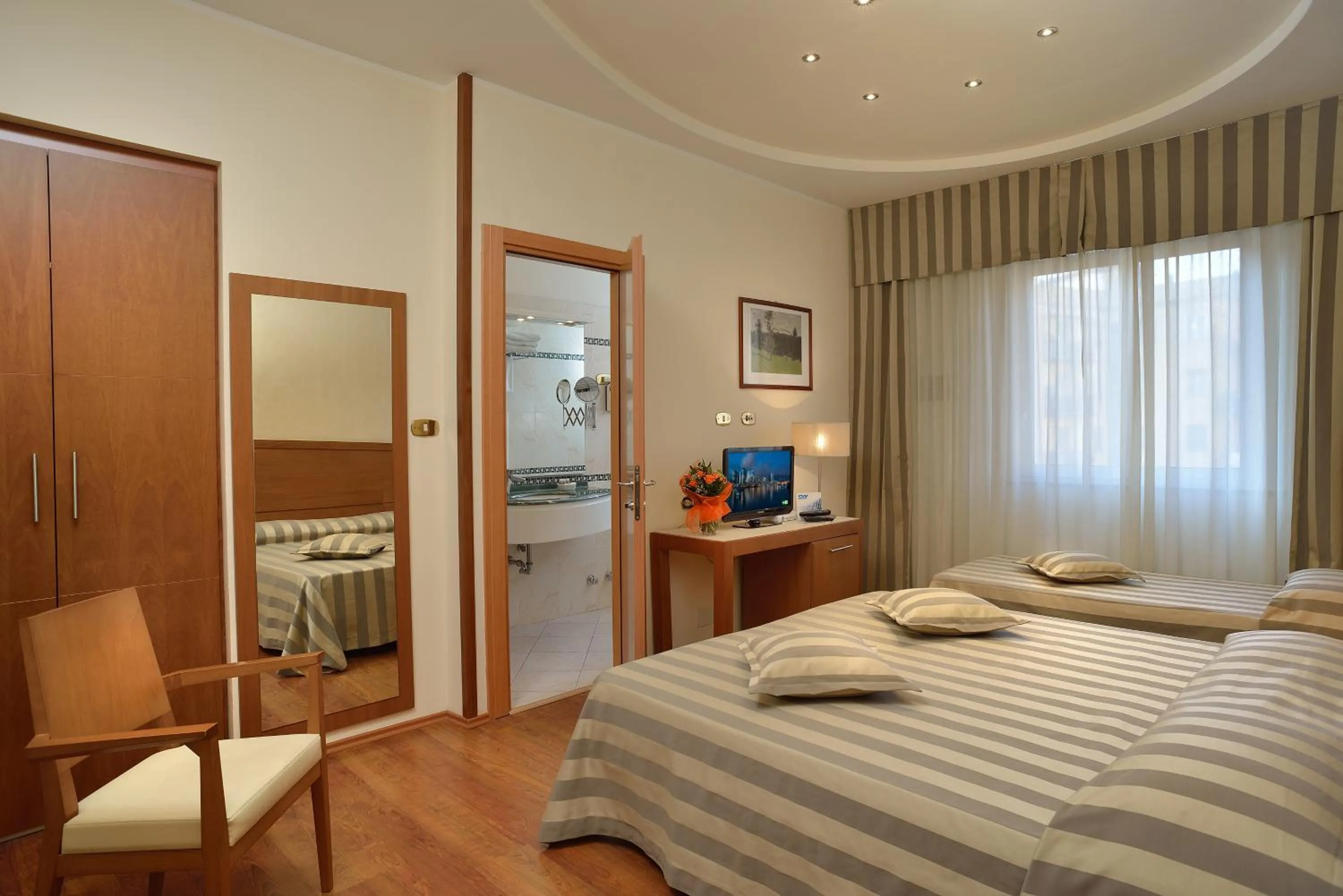 Photo of the whole room, Bed in Astor Hotel