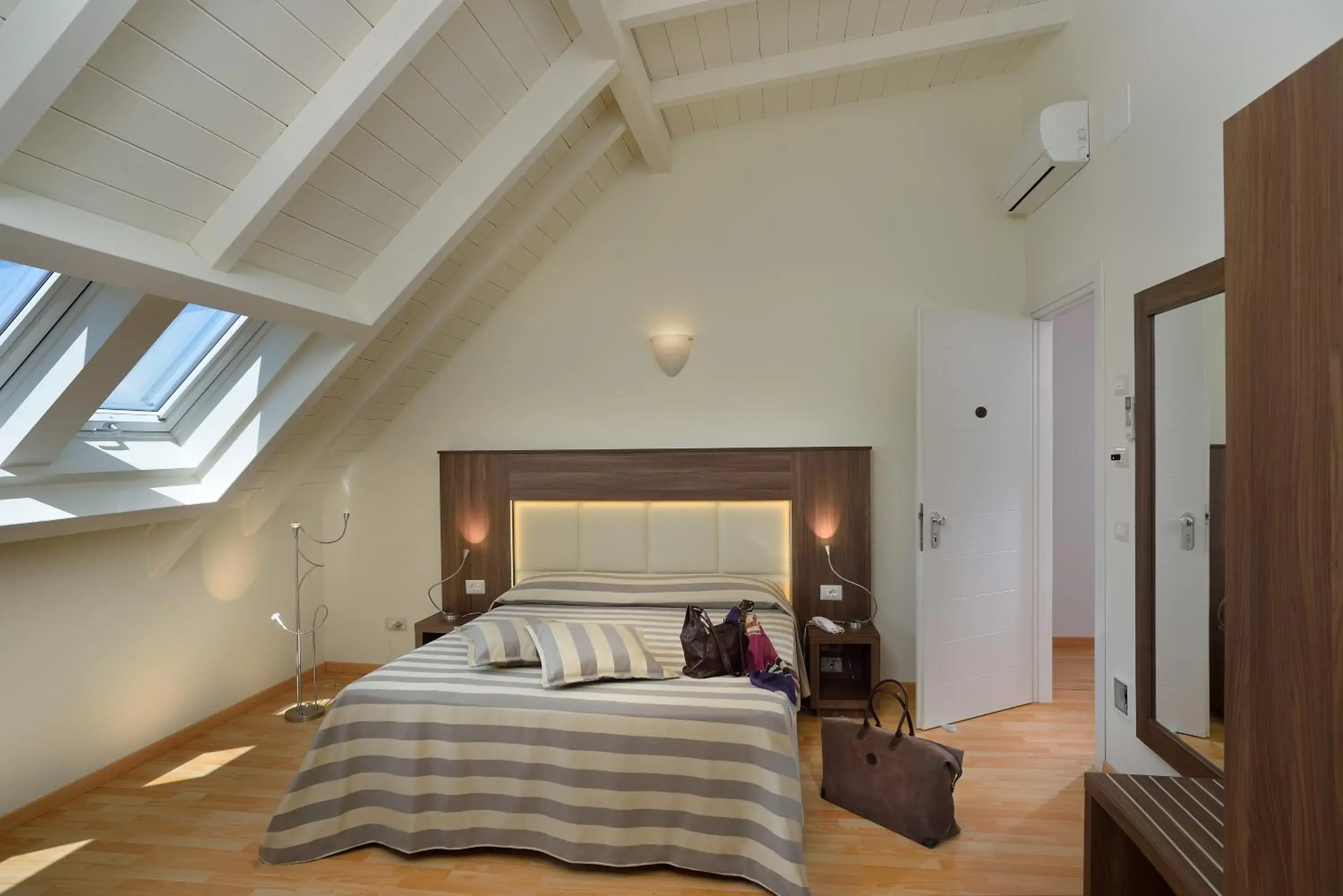 Photo of the whole room, Bed in Astor Hotel Photo of the whole room, Bed in Astor Hotel