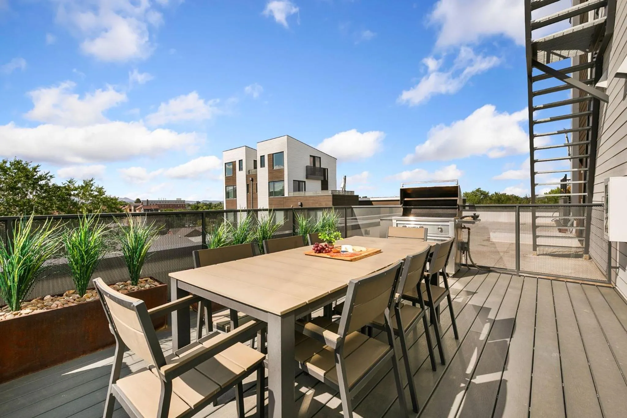 Modern Elegance on Linden - Walk, Bike Everywhere!