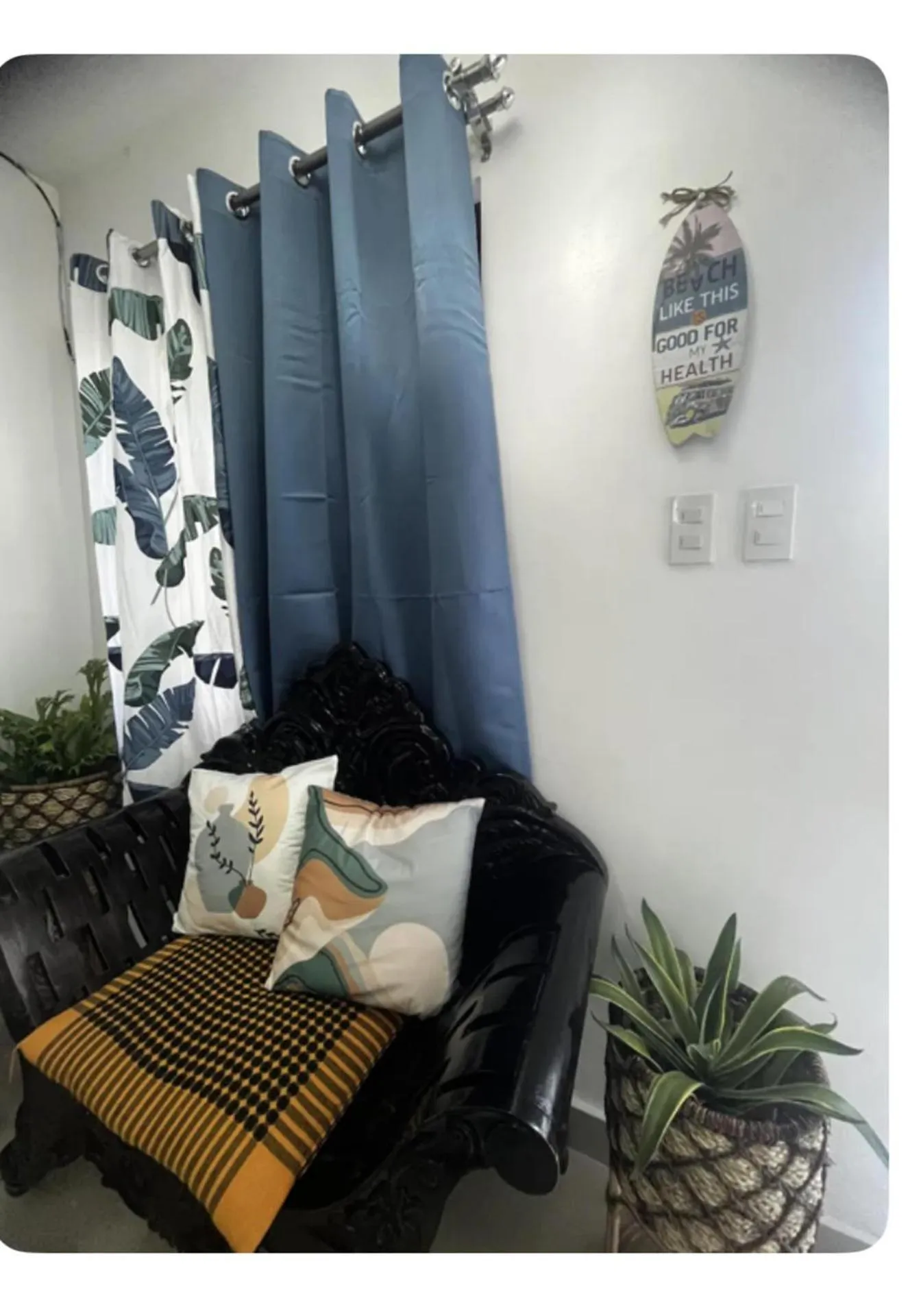 Seating area in ZEN Rooms MJD Puerto Galera