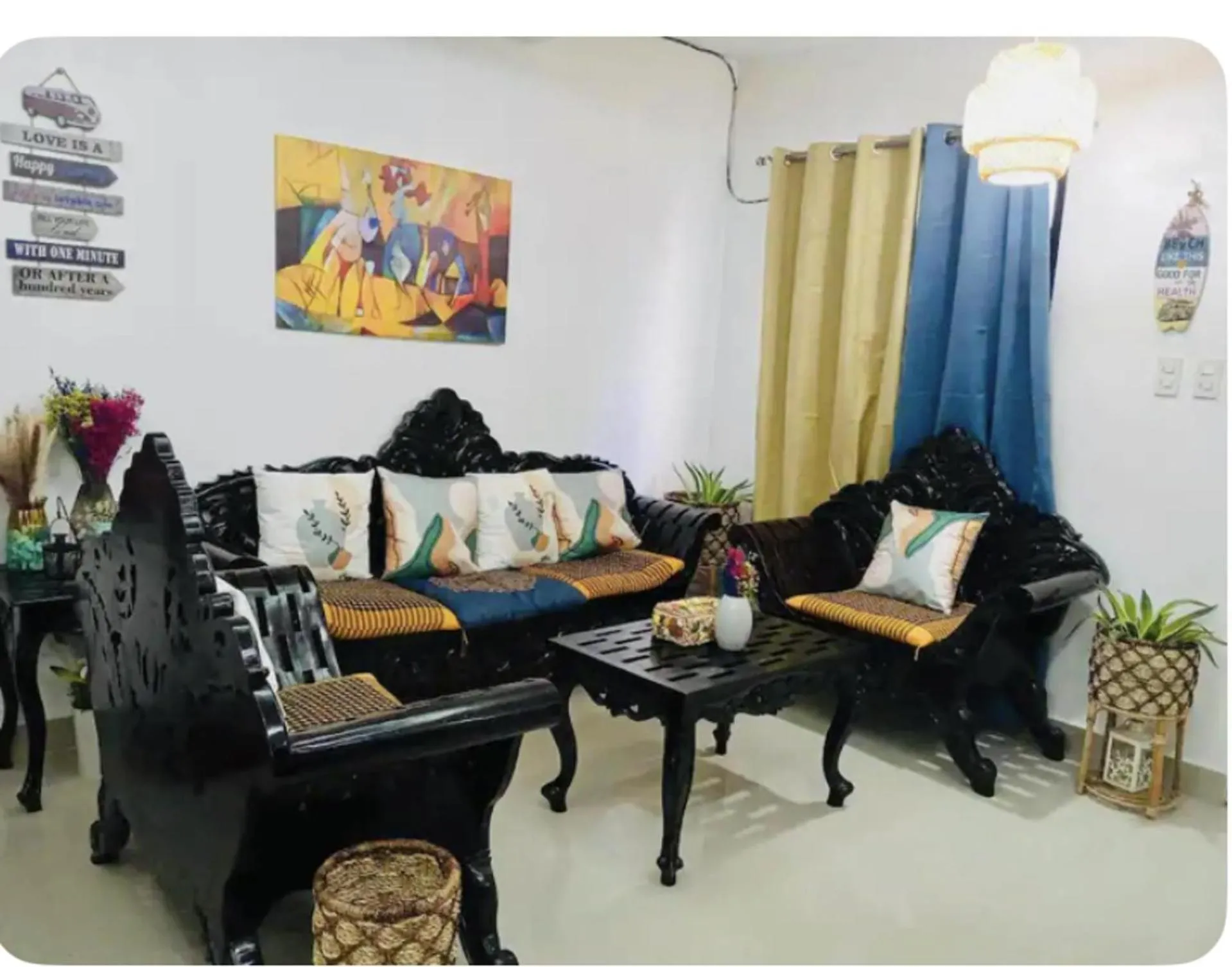 Seating area in ZEN Rooms MJD Puerto Galera