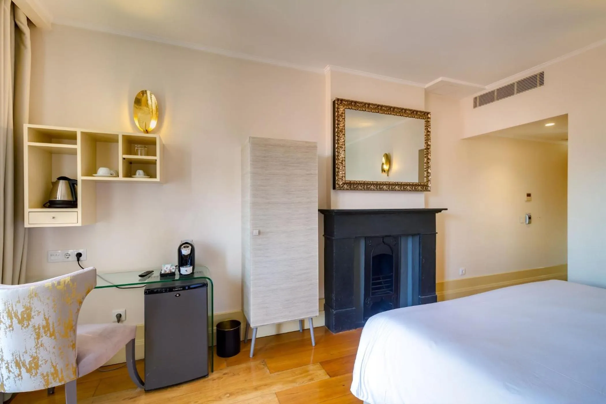 Coffee/tea facilities, Bed in Oca Flores Hotel Boutique