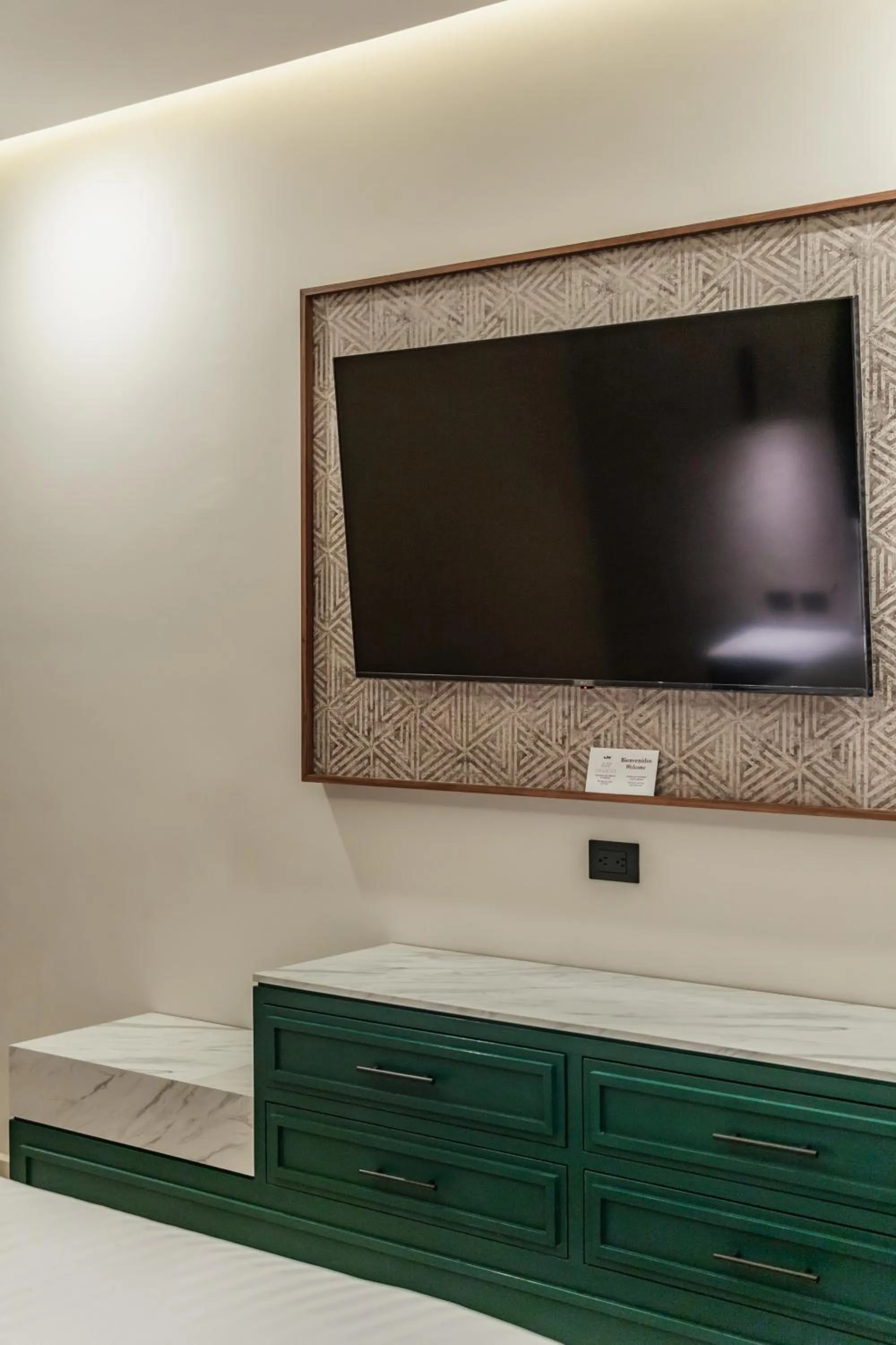 TV and multimedia in Hotel Chariot