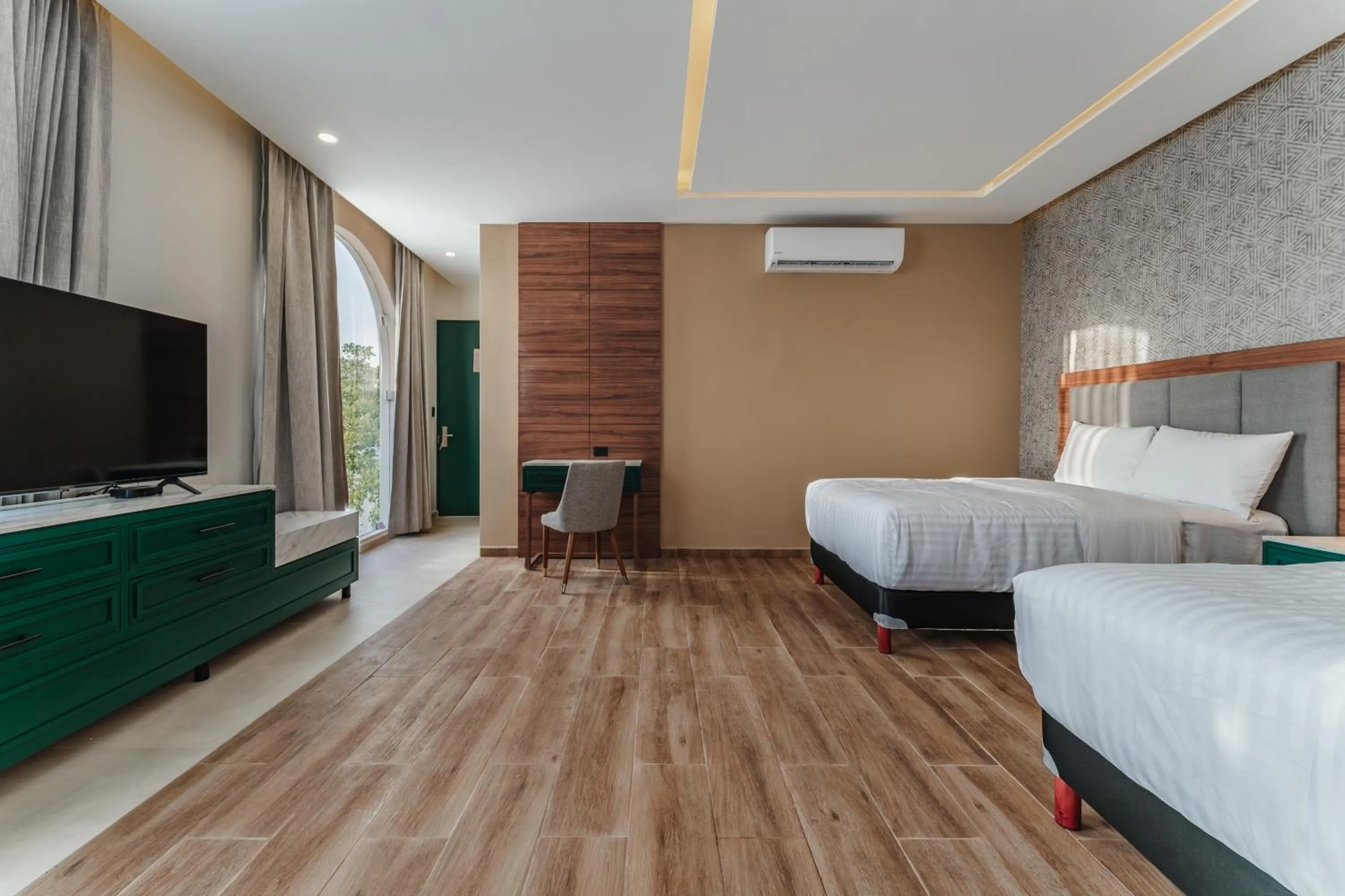 View (from property/room), Bed in Hotel Chariot