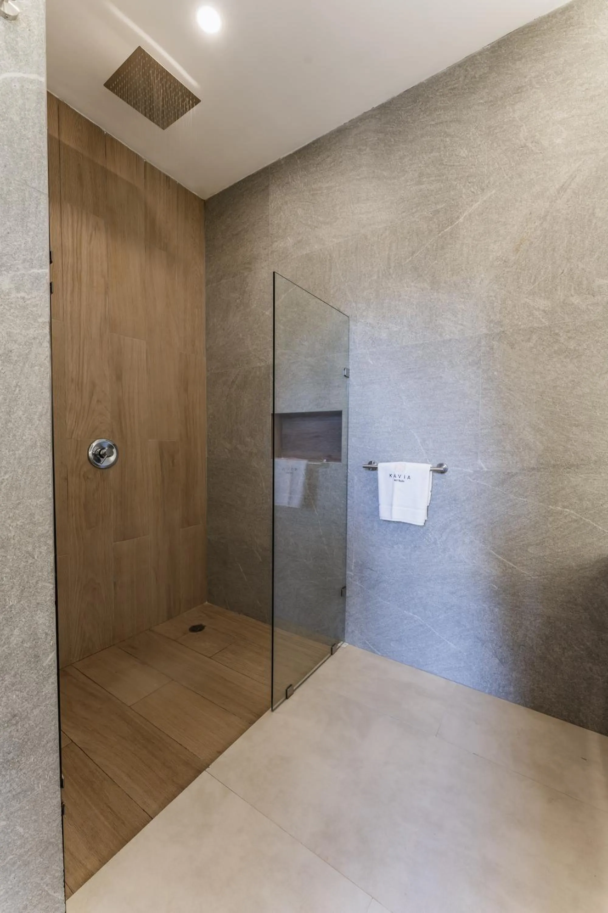 Shower in Hotel Chariot