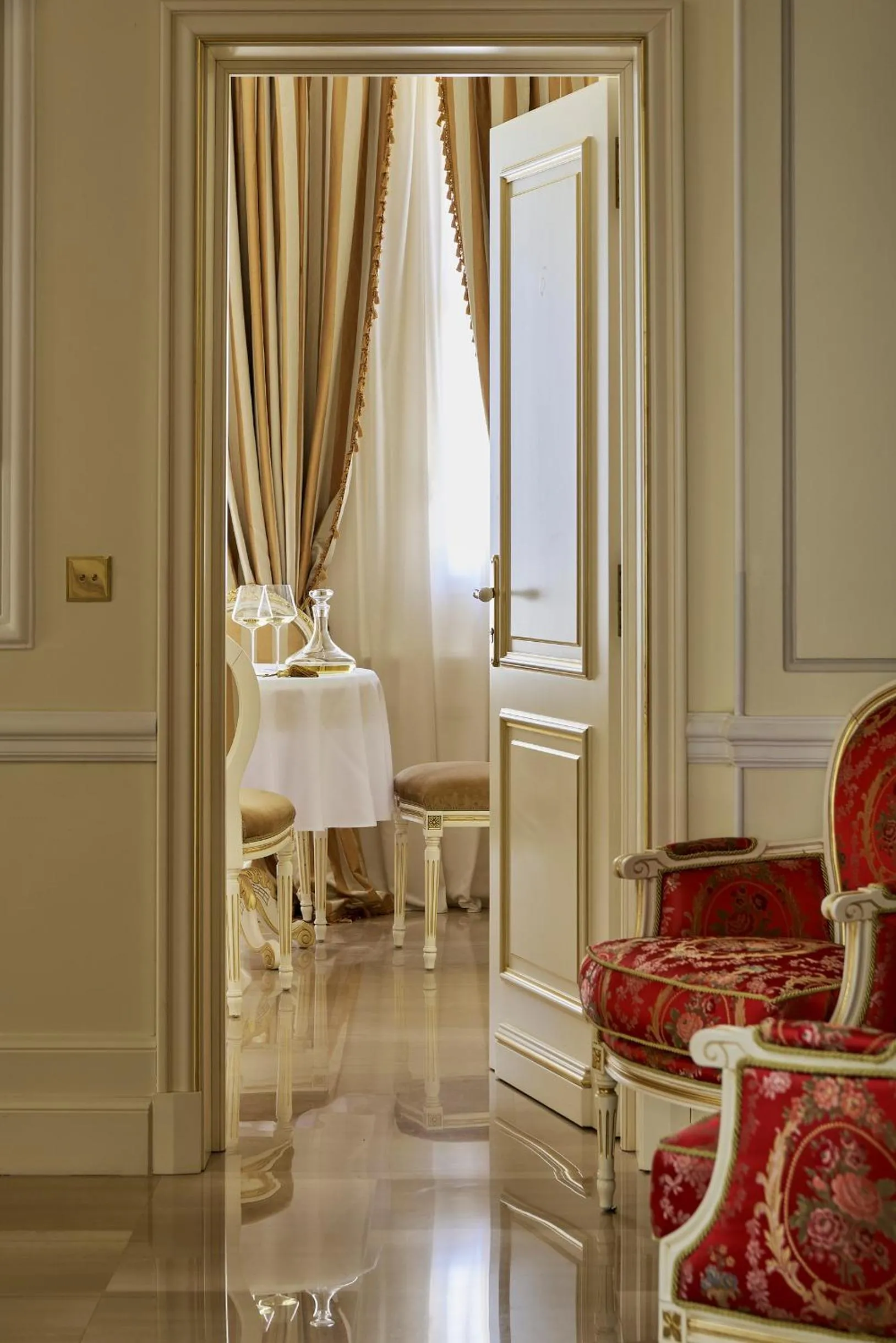 Seating area, Bed in Maison des Barons