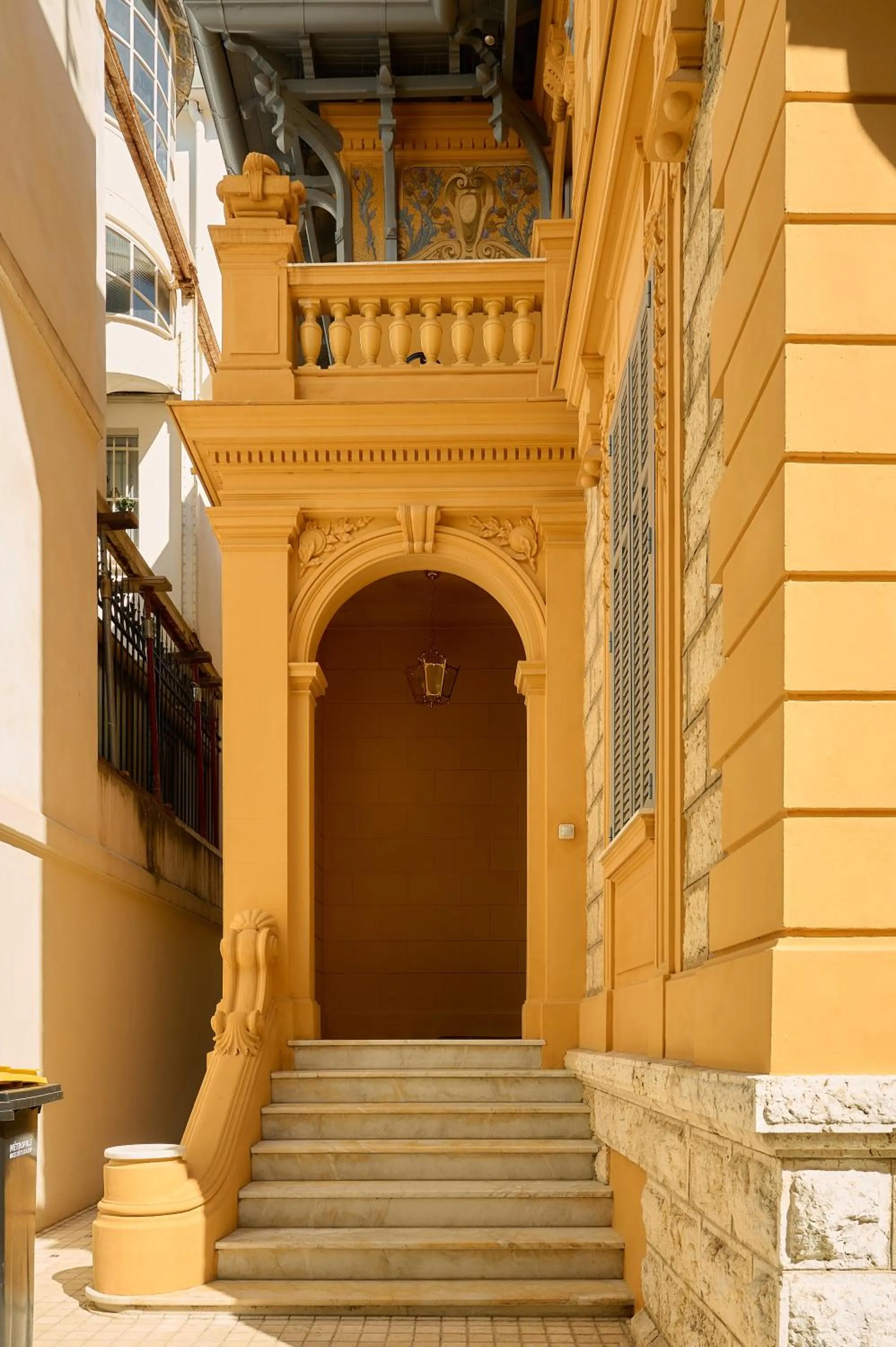 Facade/entrance in Maison des Barons