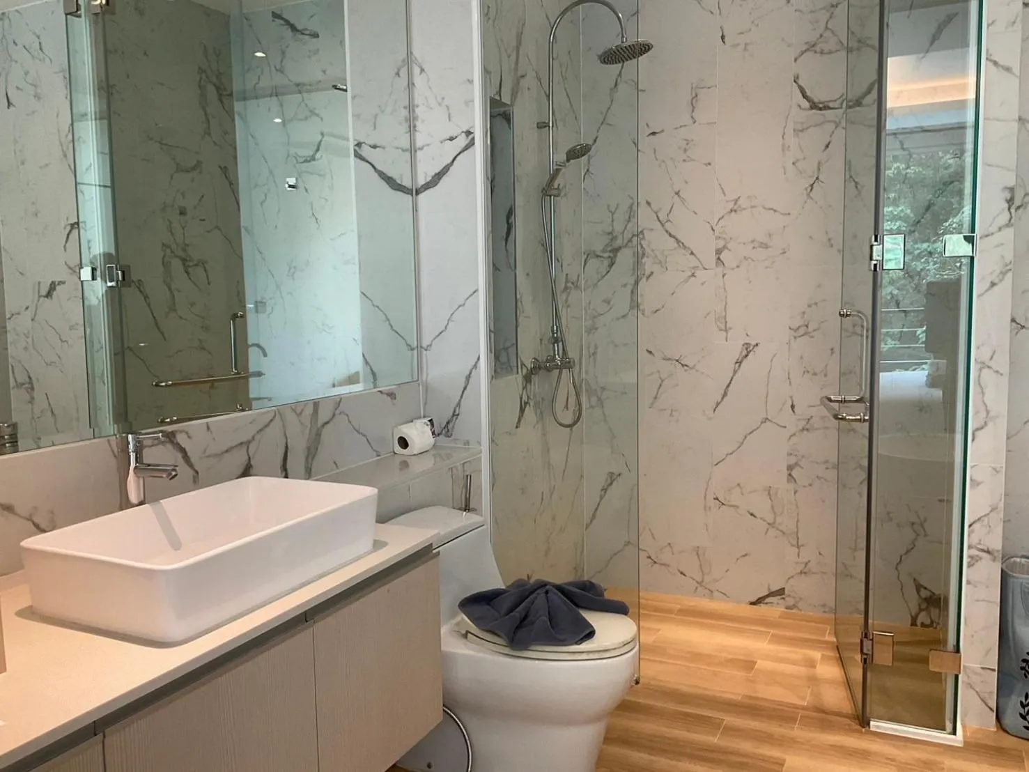 Shower in Grand Kamala Falls