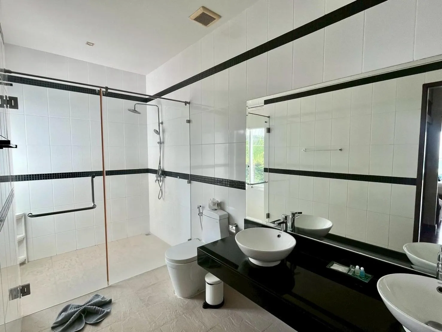 Shower in Grand Kamala Falls