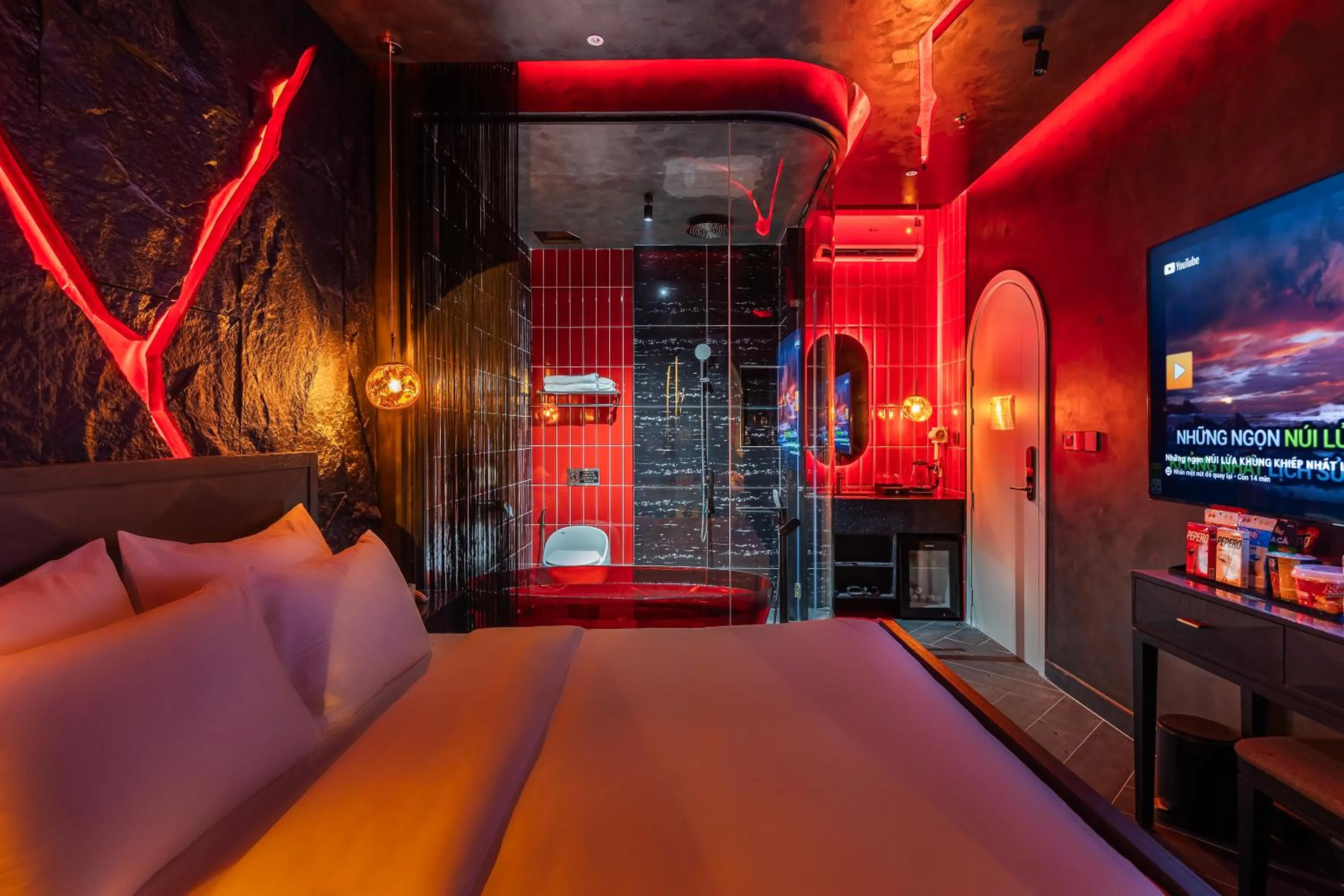 Communal lounge/ TV room, Bed in Pynt Hotel 2