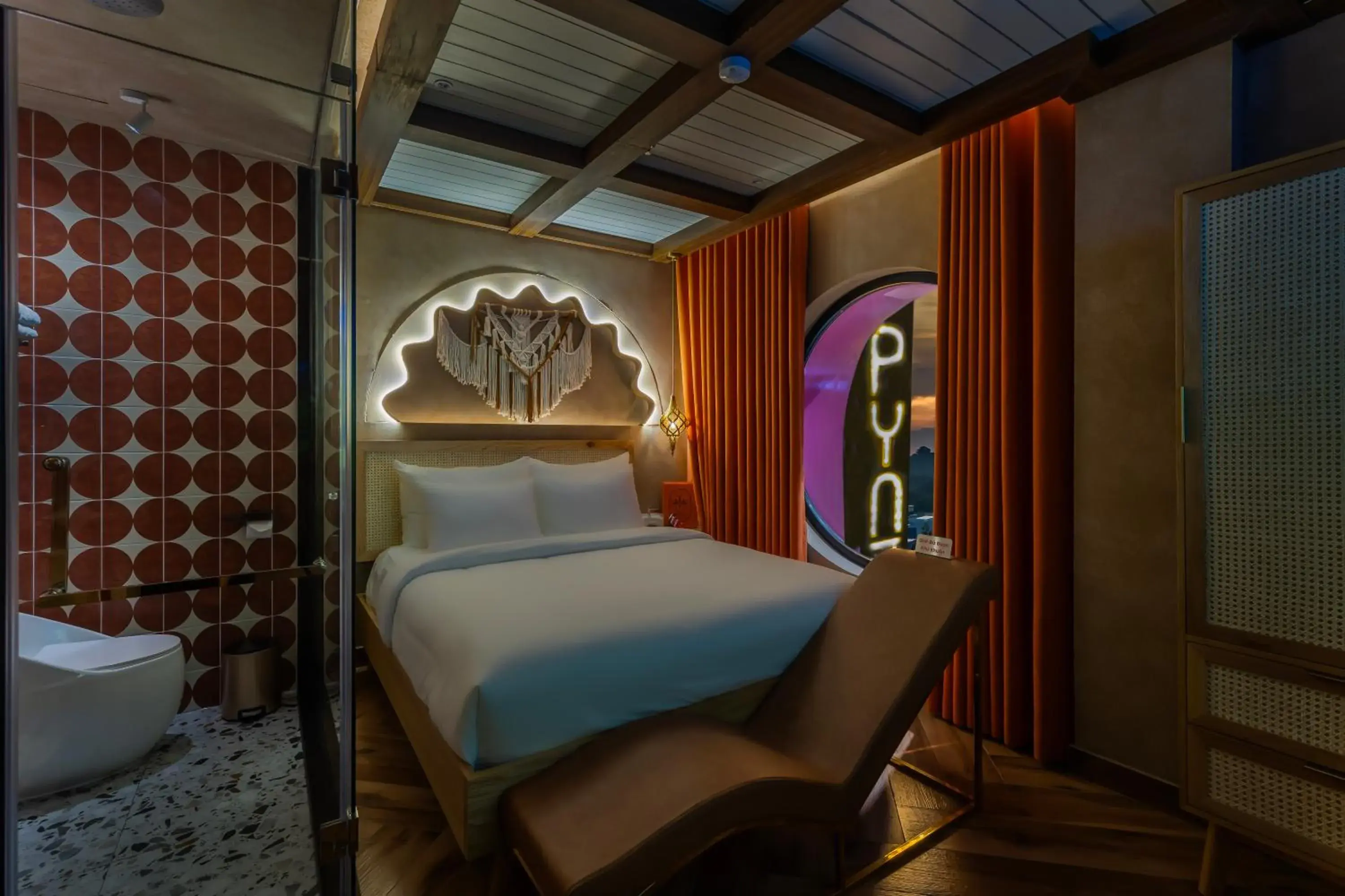 Shower, Bed in Pynt Hotel 2 Shower, Bed in Pynt Hotel 2