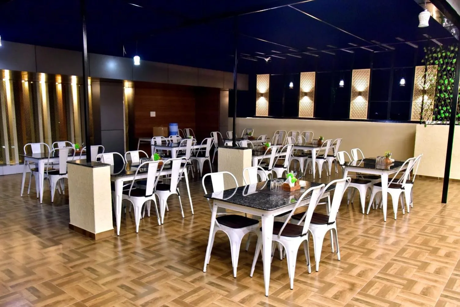 Restaurant/places to eat in Hotel Wing Orbit