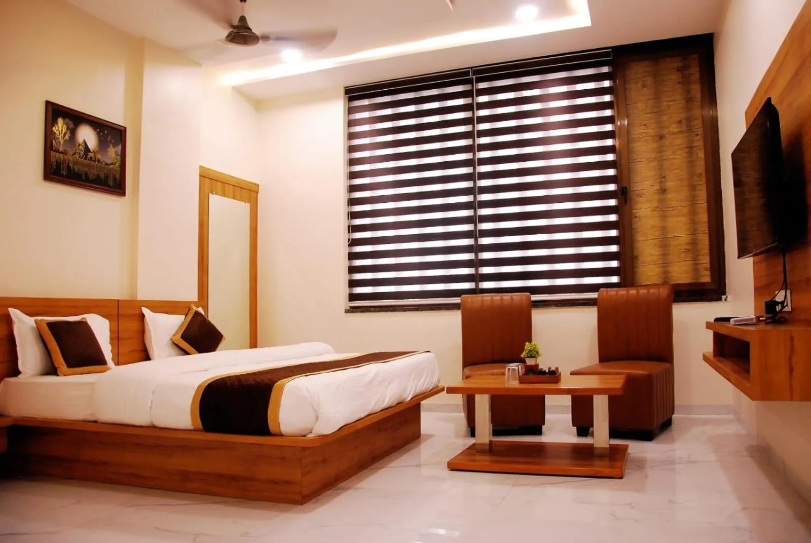 Communal lounge/ TV room, Bed in Hotel Wing Orbit