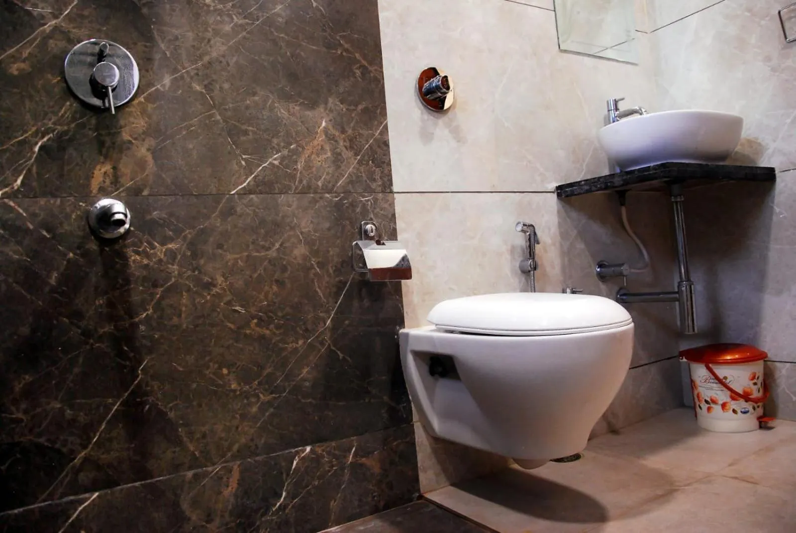 Toilet in Hotel Wing Orbit