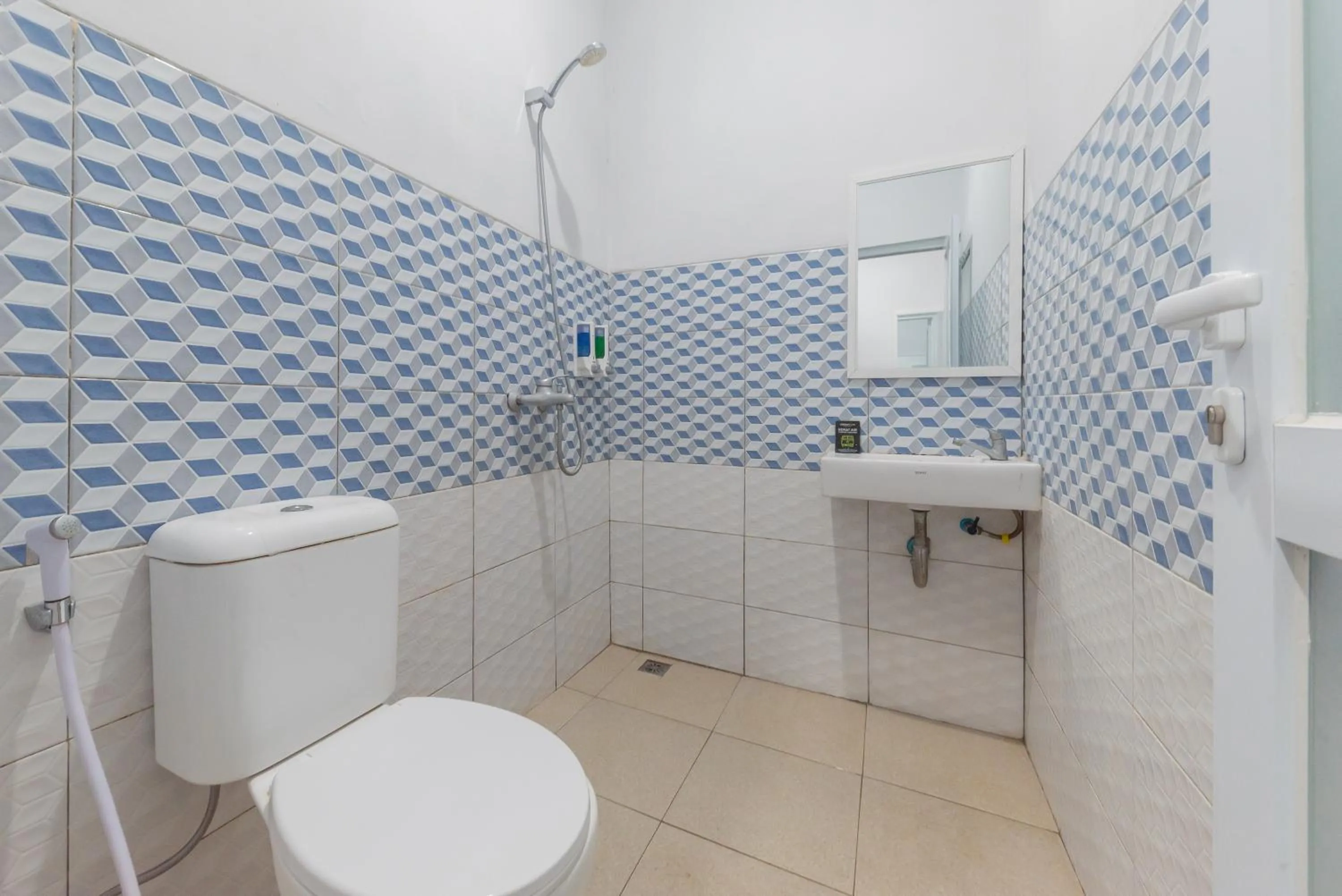 Bathroom in UrbanView Hotel 3m Syariah