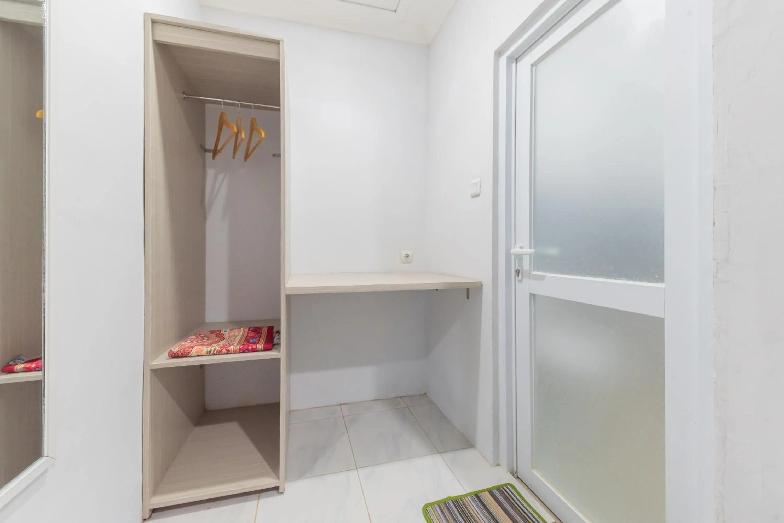 wardrobe in UrbanView Hotel 3m Syariah