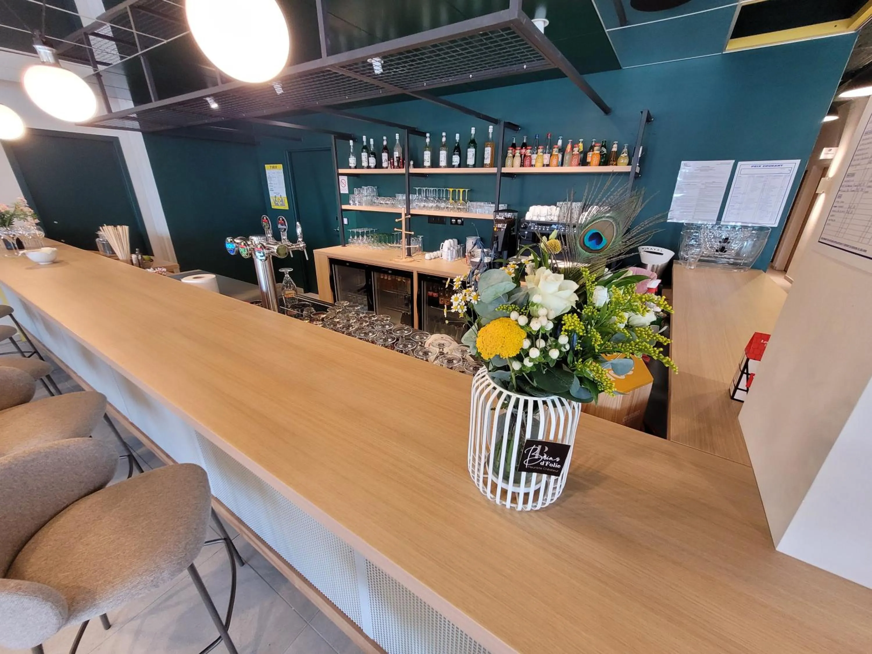 Lounge or bar in Hôtel AKENA Strasbourg - Hoerdt
