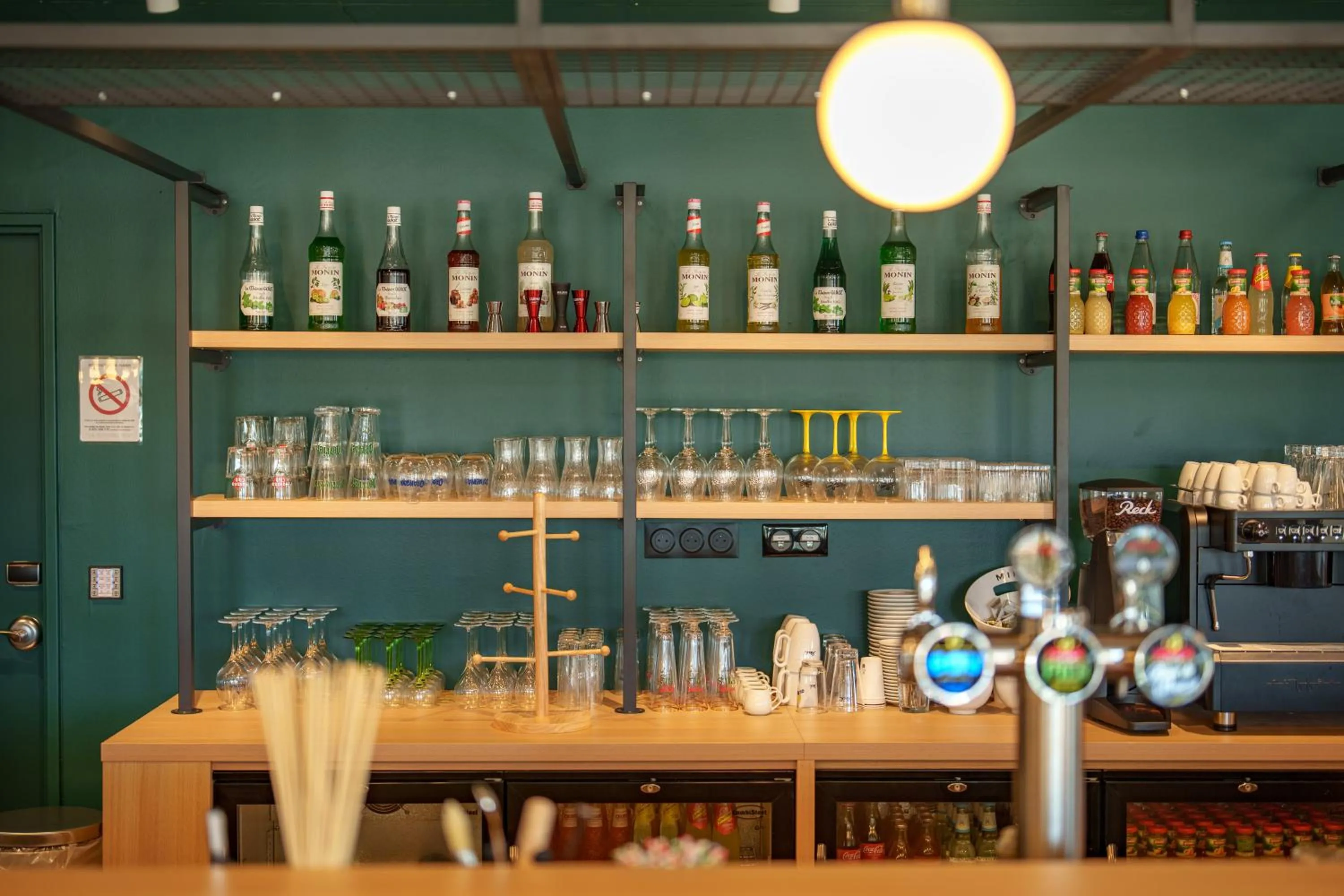 Lounge or bar in Hôtel AKENA Strasbourg - Hoerdt