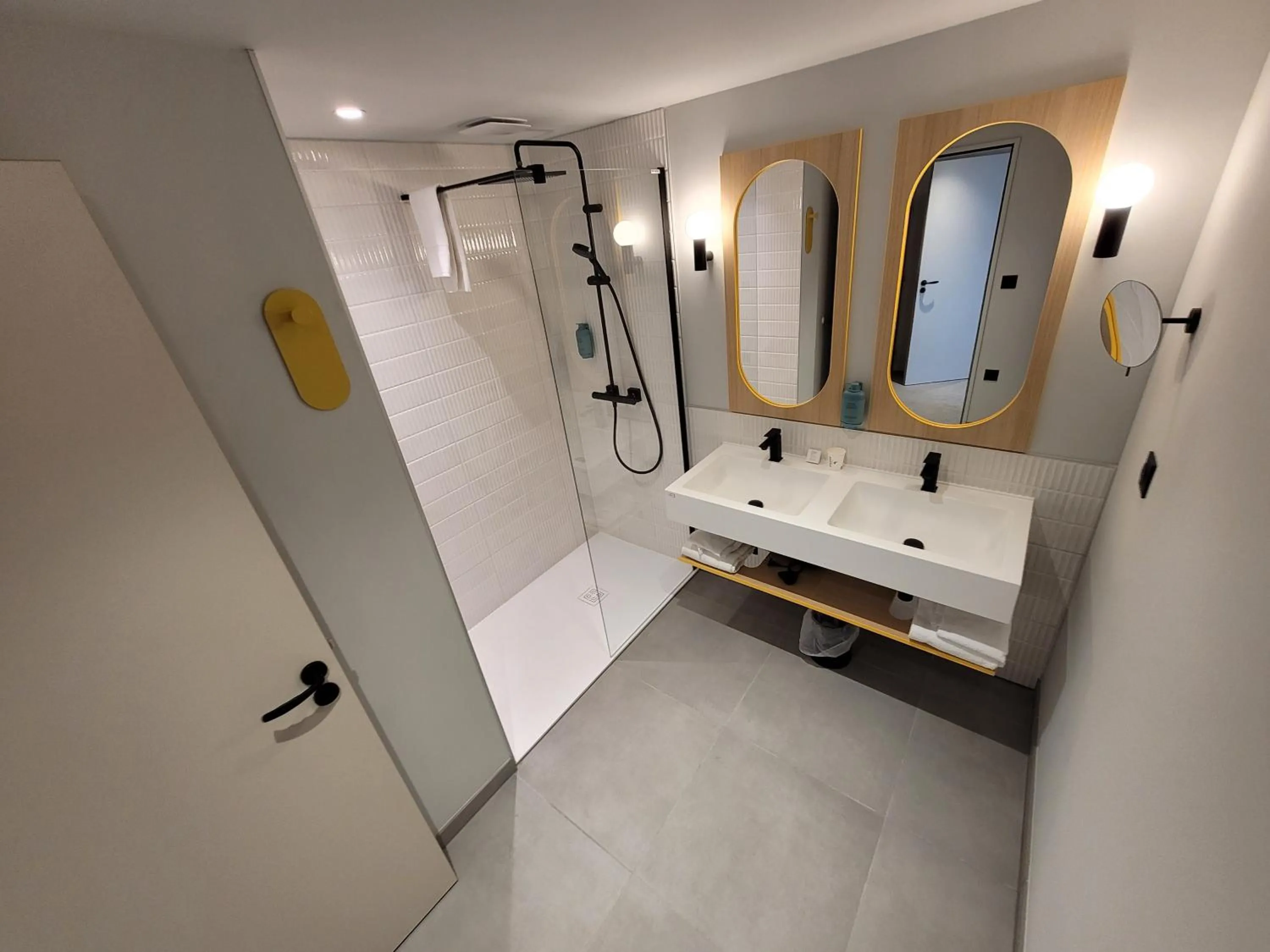 Shower in Hôtel AKENA Strasbourg - Hoerdt