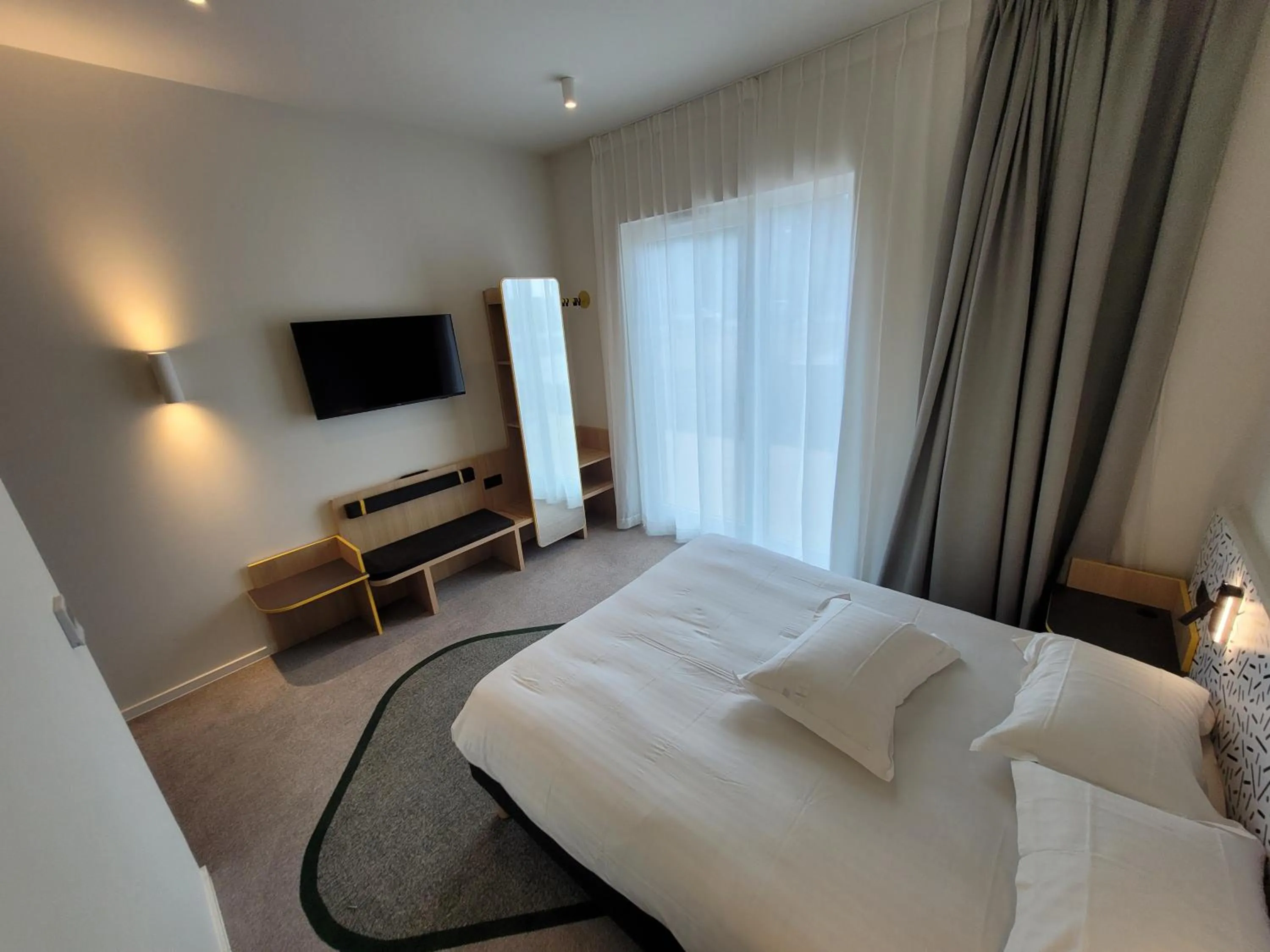 Photo of the whole room, Bed in Hôtel AKENA Strasbourg - Hoerdt