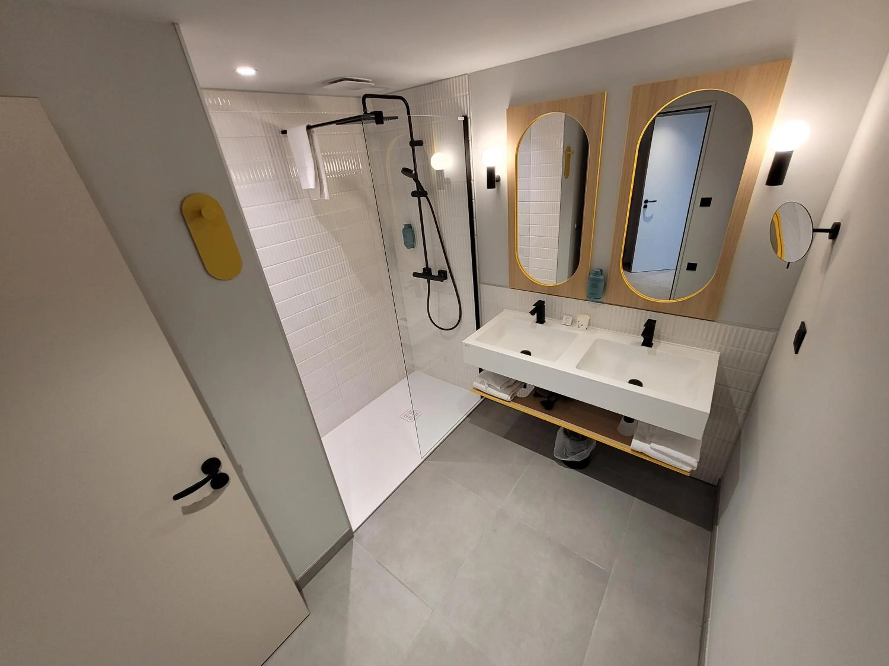 Shower in Hôtel AKENA Strasbourg - Hoerdt