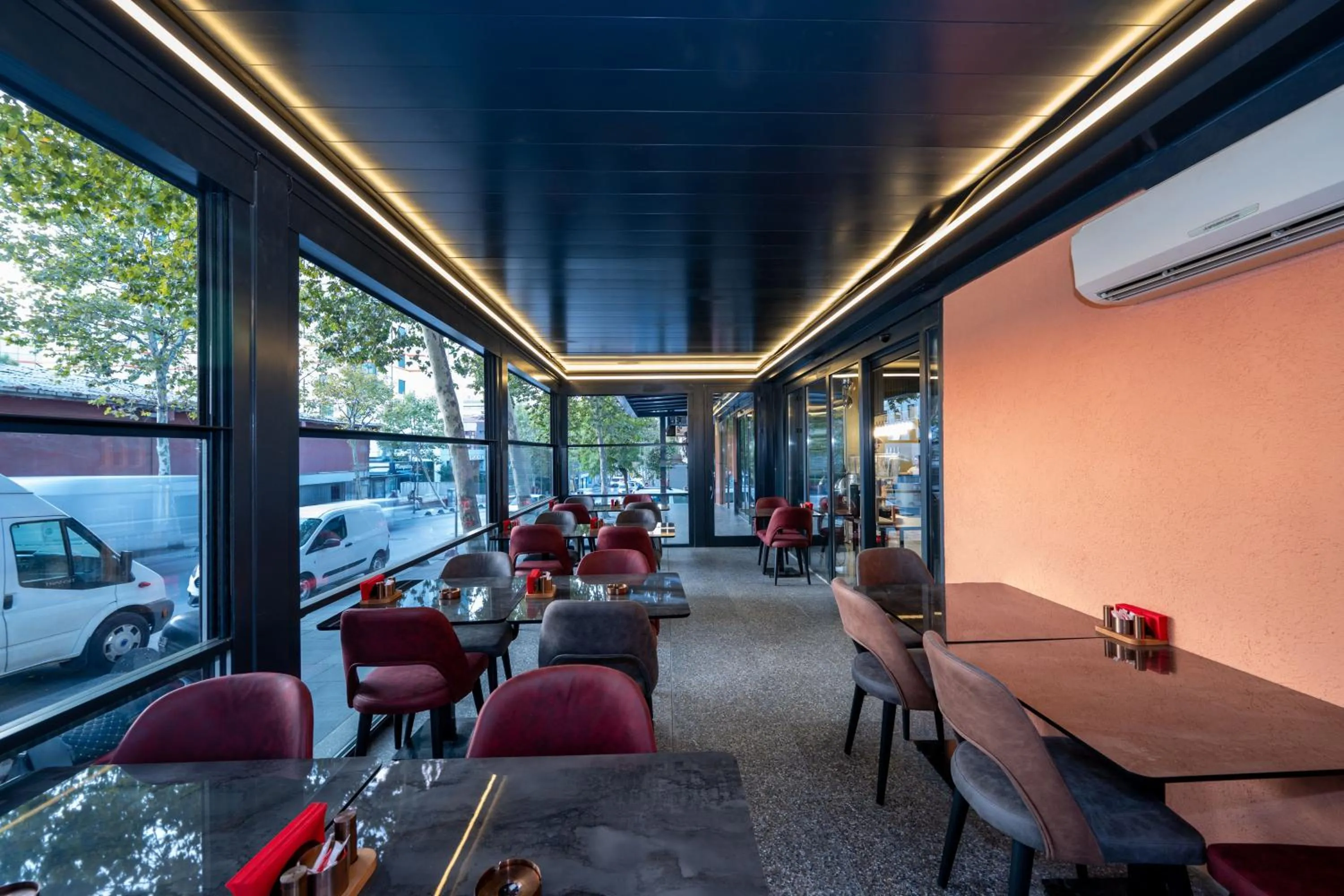 Restaurant/places to eat in Vess Hotel